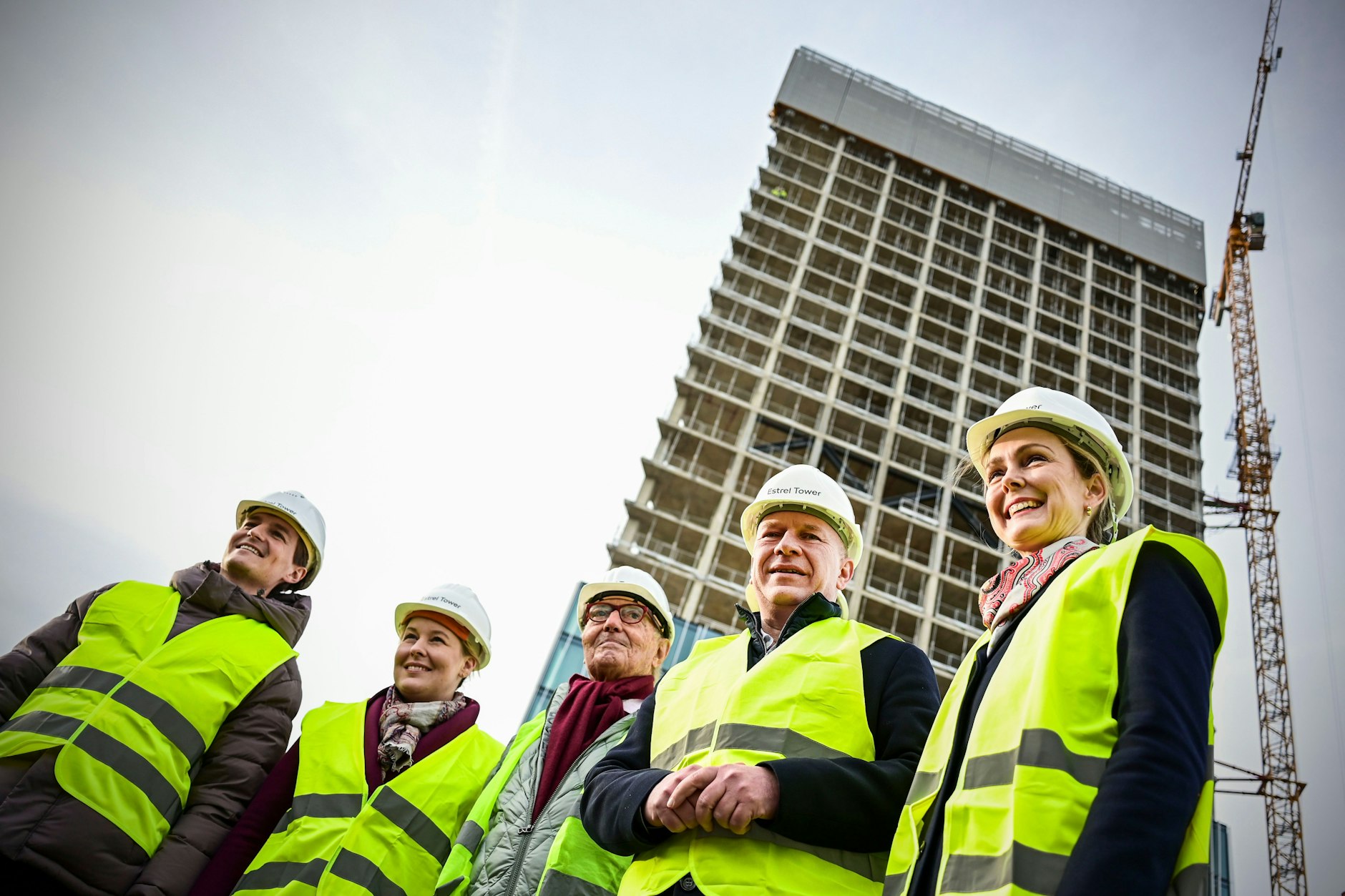 Senatorin Manja Schreiner, der Regierende Kai Wegner, Hotelier Ekkehard Streletzki und Senatorin Franziska Giffey (v.r.n.l.) besuchen den Estrel-Tower.