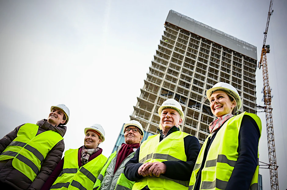 Senatorin Manja Schreiner, der Regierende Kai Wegner, Hotelier Ekkehard Streletzki und Senatorin Franziska Giffey (v.r.n.l.) besuchen den Estrel-Tower.