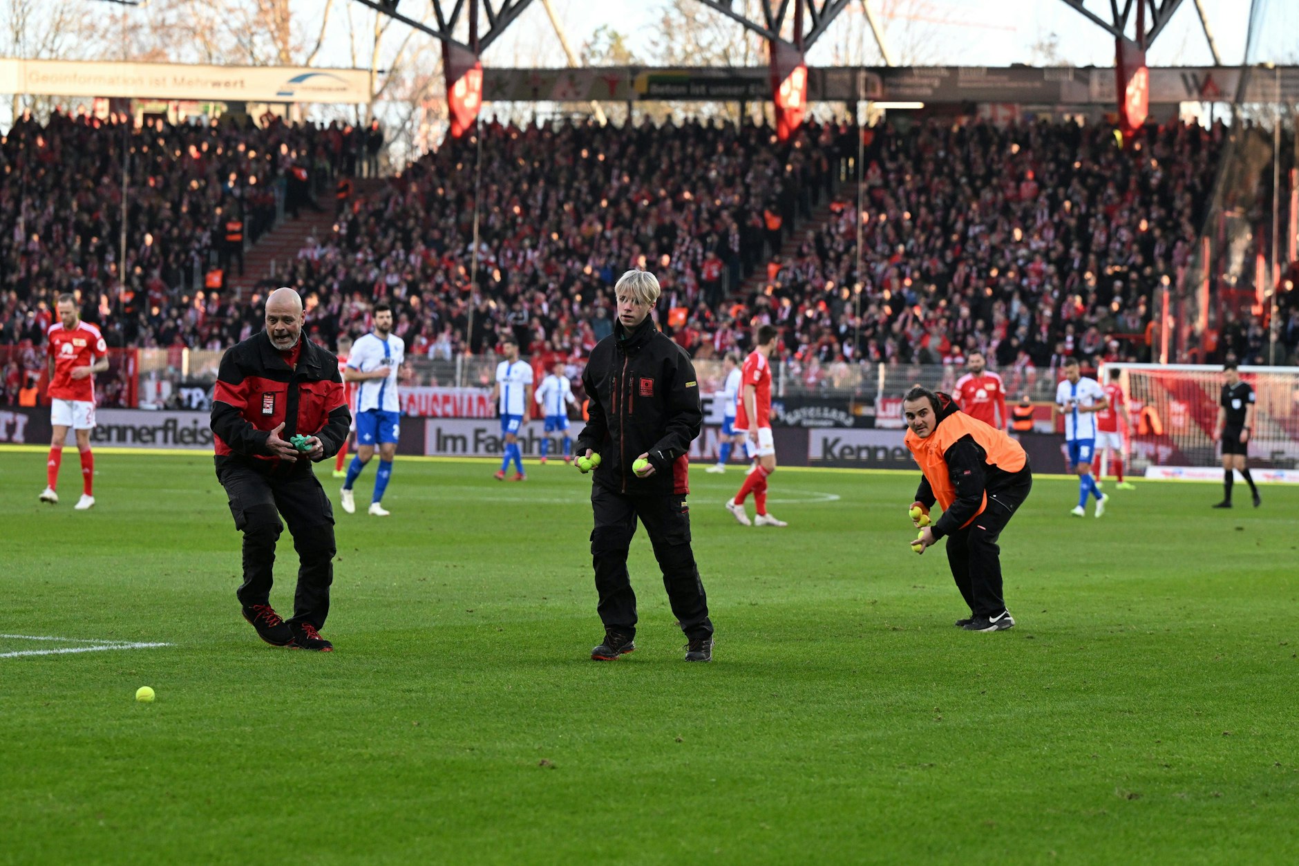 Mit der Tennisball-Aktion wollten auch die Fans von Union Berlin gegen den Einstieg von Investoren bei der DFL protestieren.