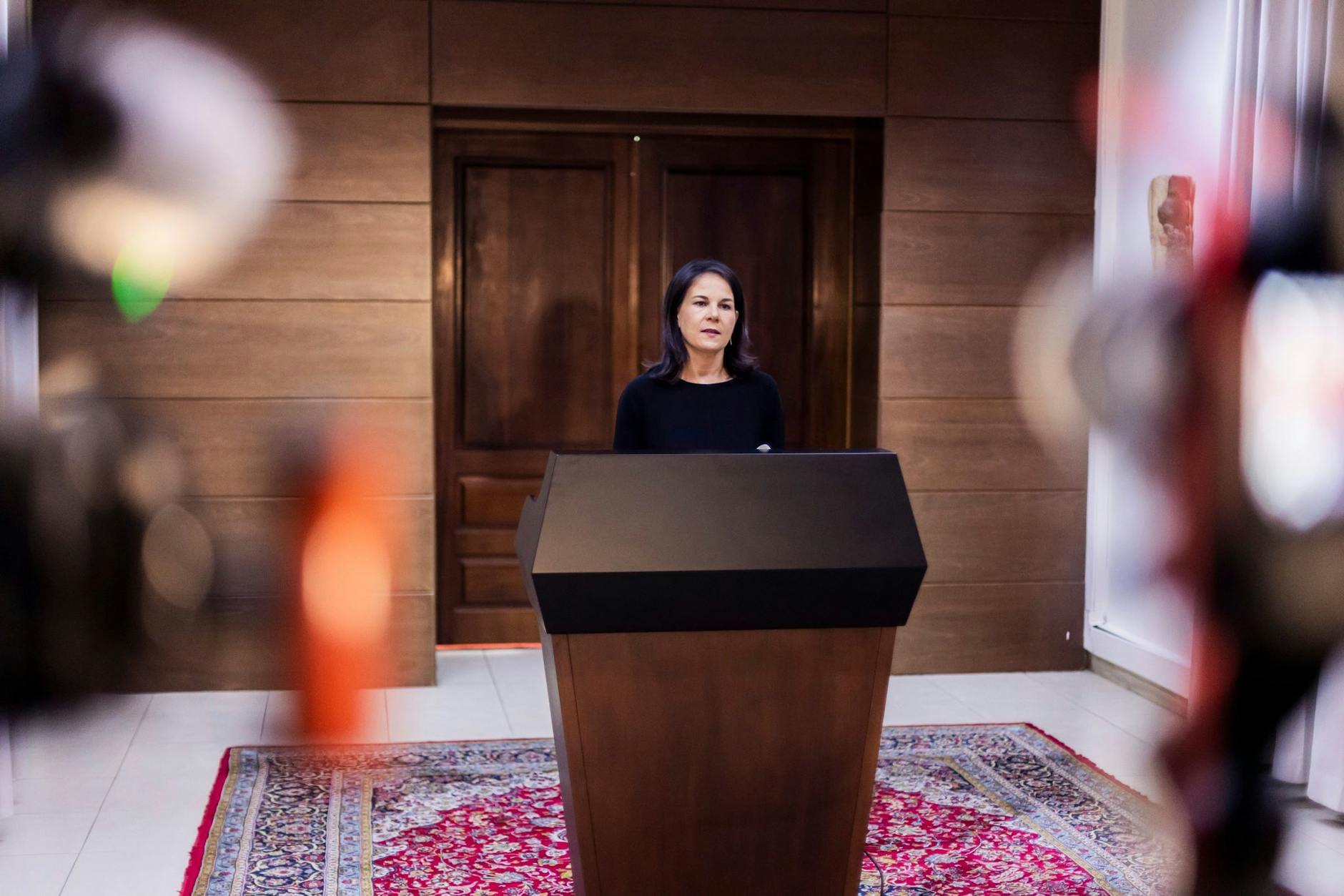 Bundesaußenministerin Annalena Baerbock ist für Krisengespräche in den Nahen Osten gereist. In Ramallah sagte sie: «Die Menschen in Gaza brauchen dringend jeden Liter Wasser und die Familien in Israel brauchen dringend ihre geliebten Familienangehörigen zurück.»