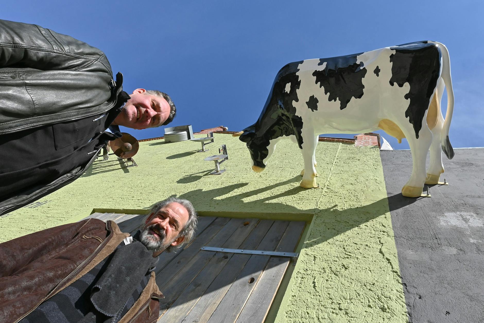 Metzelthin: Tobias J. Lehmann (l.), Schauspieler und Regisseur, und Sebastian Reusse, Schauspieler, stehen vor ihrer Uhr, die nach Kuh klingt.