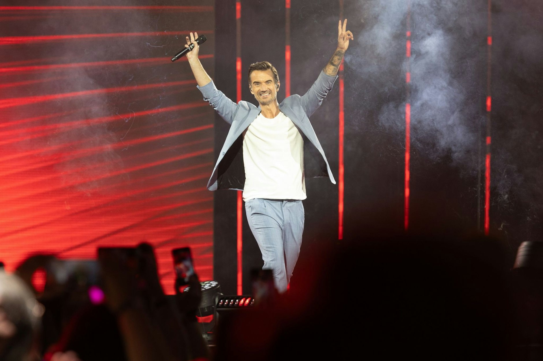 Florian Silbereisen begrüßt zum Tourauftakt «Das große Schlagerfest. XXL» in der WT Energiesysteme Arena Riesa die 5.000 Schlagerfans.  