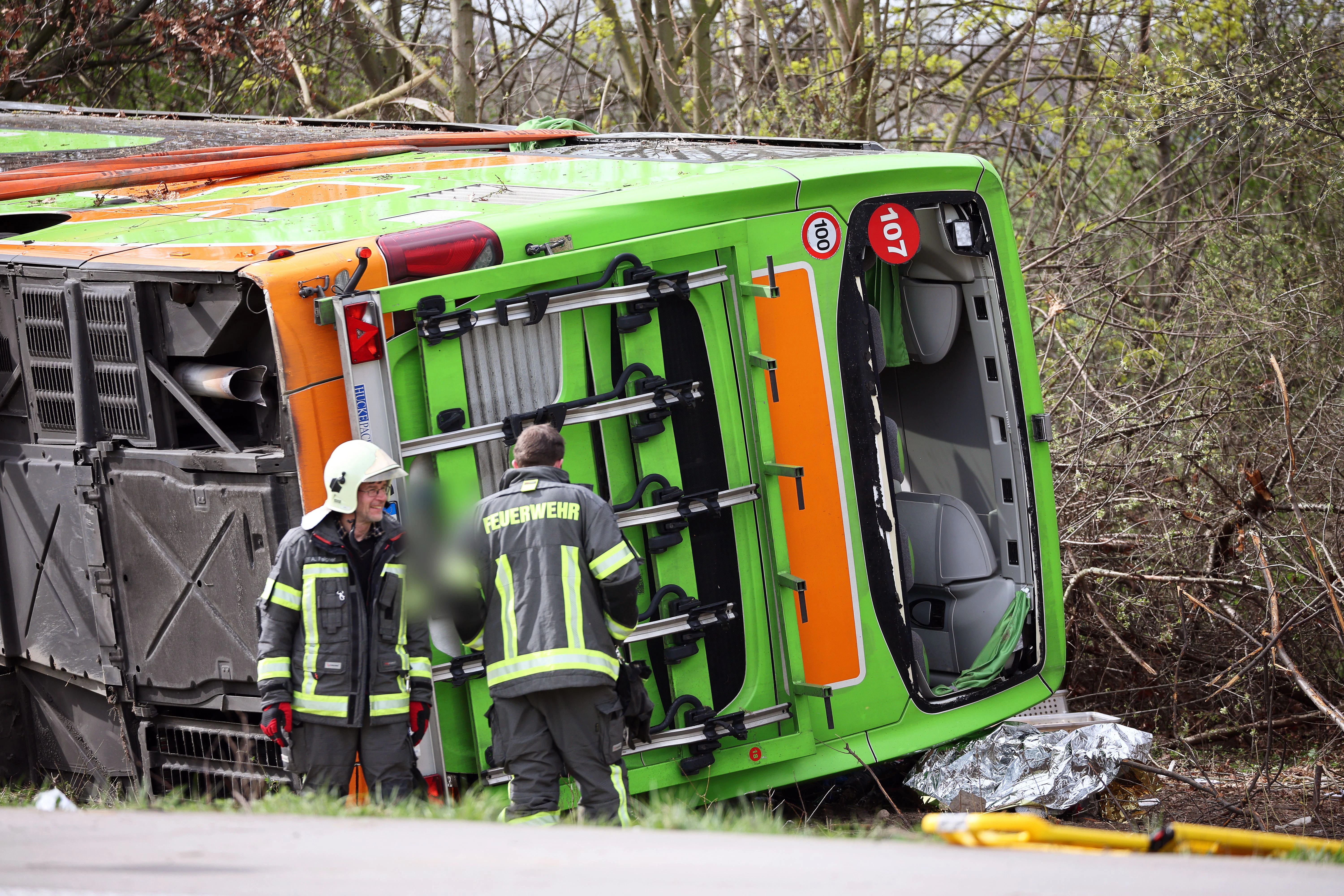Der Reisebus liegt zur Seite gekippt an der Unfallstelle auf der A9. Bei dem Unfall auf der A9 nahe Leipzig sind mindestens vier Menschen ums Leben gekommen.
