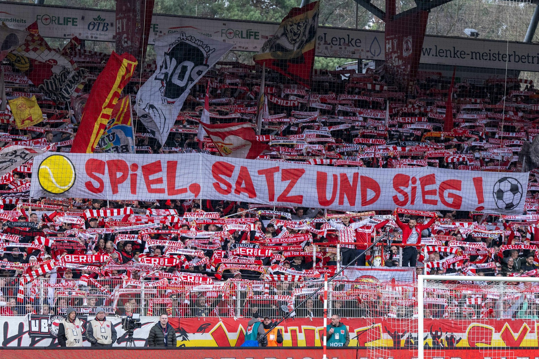 Für die Finanzen des Vereins gilt das Banner der eisernen Fans mit „Spiel, Satz und Sieg“ wohl eher nicht.