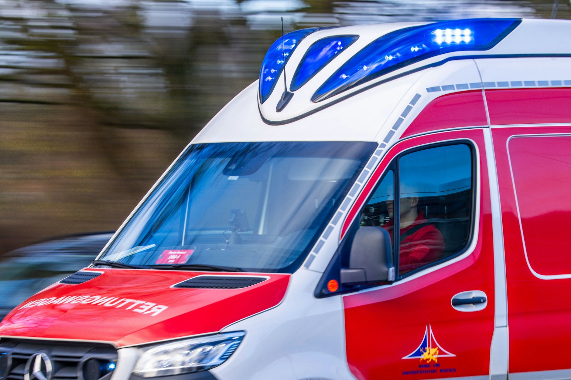 Ein Rettungsfahrzeug ist mit Blaulicht im Einsatz.