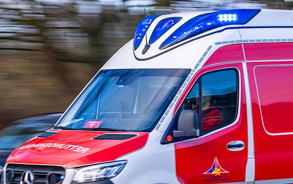 Ein Rettungsfahrzeug ist mit Blaulicht im Einsatz. 