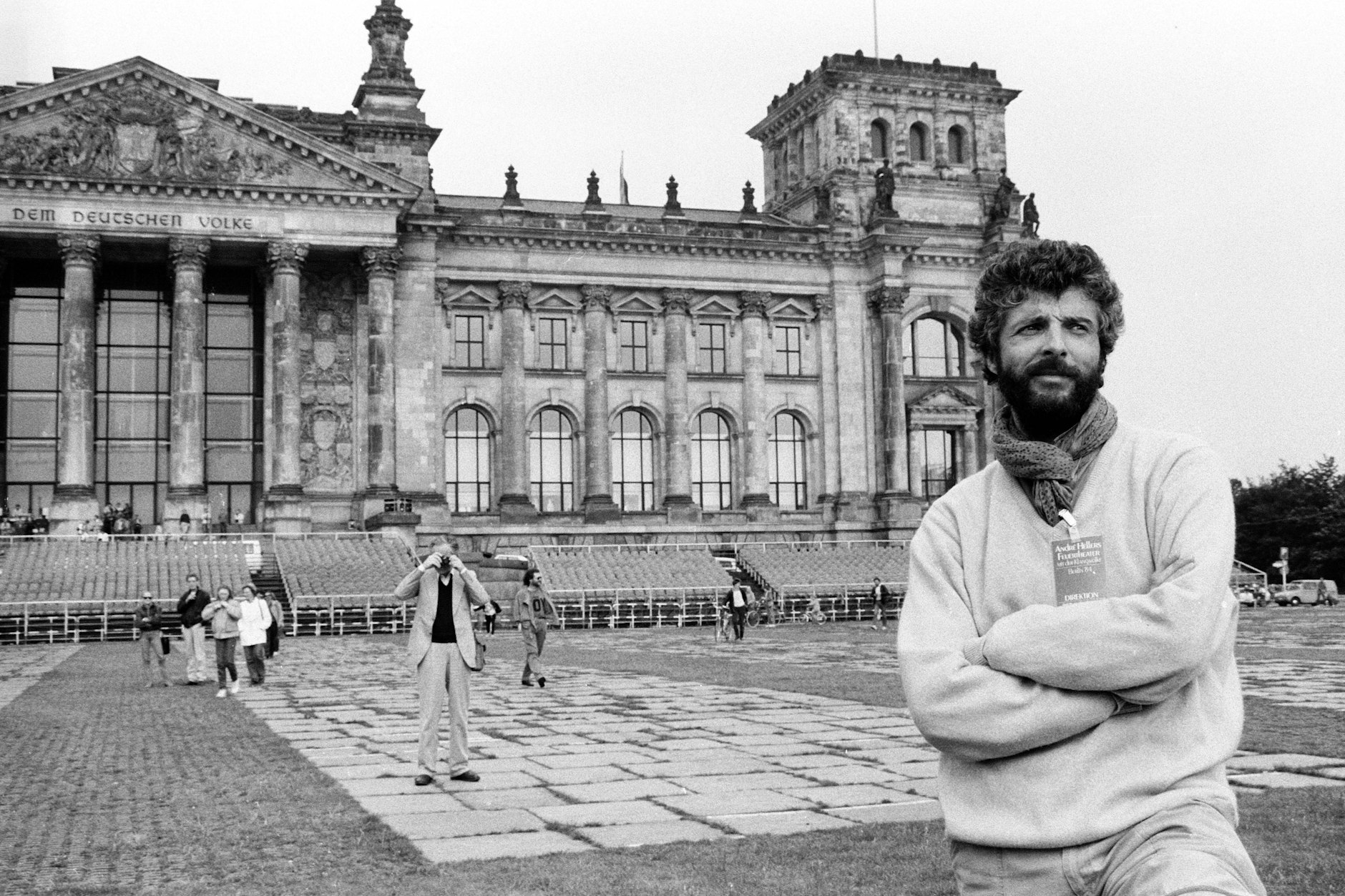 Künstler André Heller vor dem Berliner Reichstagsgebäude