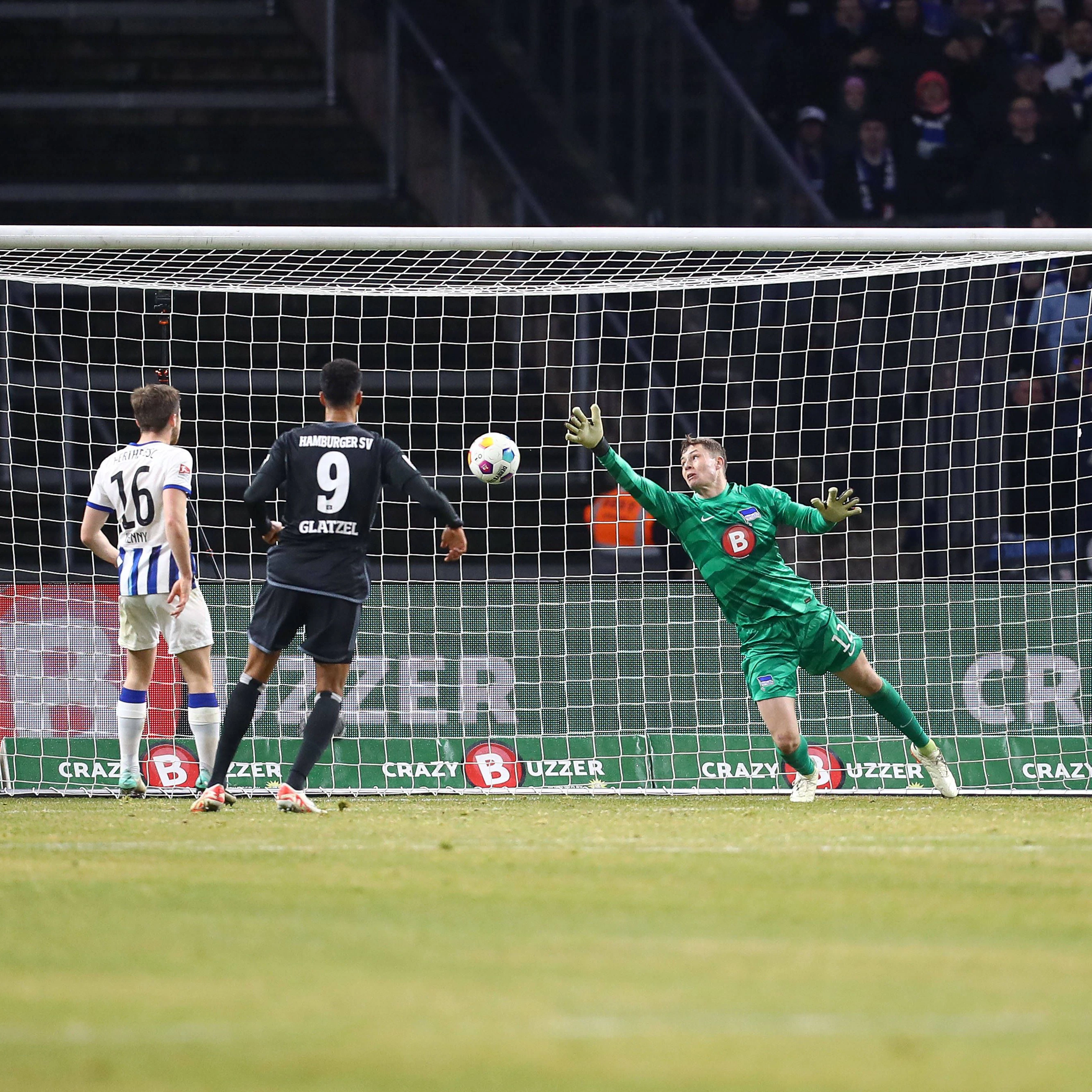 3. Februar am Abend: Torwart Tjark Ernst streckt sich vergeblich, der HSV macht durch Ludovit Reis das 2:1 gegen Hertha BSC.