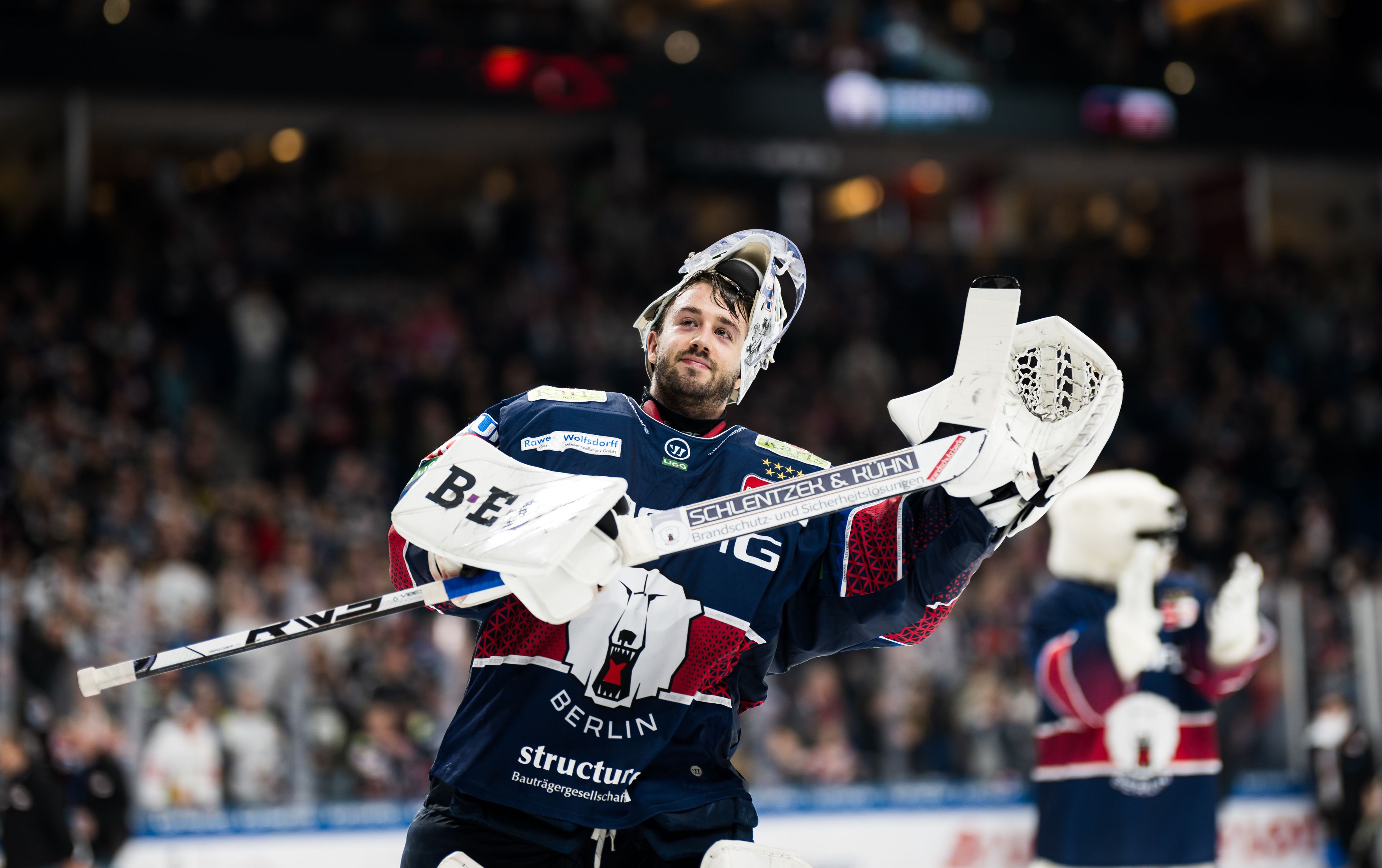 Image - Eisbären Berlin feiern den Halbfinaleinzug und Torwart Jake Hildebrand