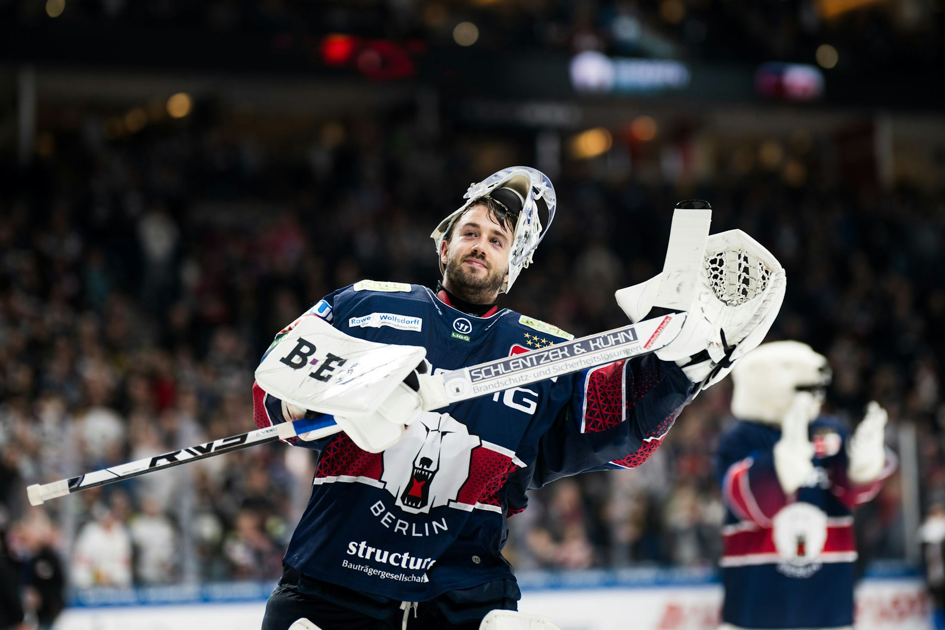 Eisbären Berlin feiern den Halbfinaleinzug und Torwart Jake Hildebrand