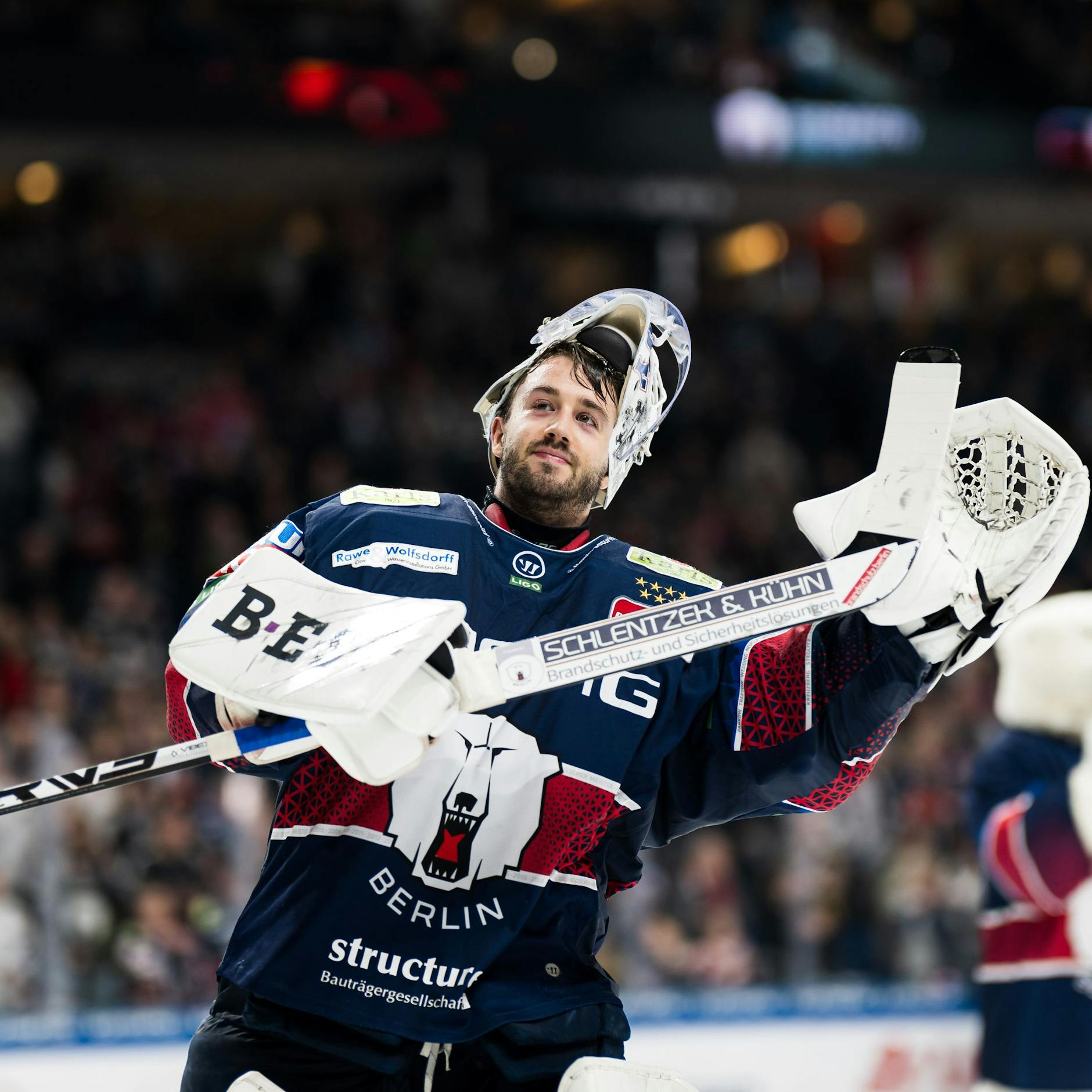 Image - Eisbären Berlin feiern den Halbfinaleinzug und Torwart Jake Hildebrand