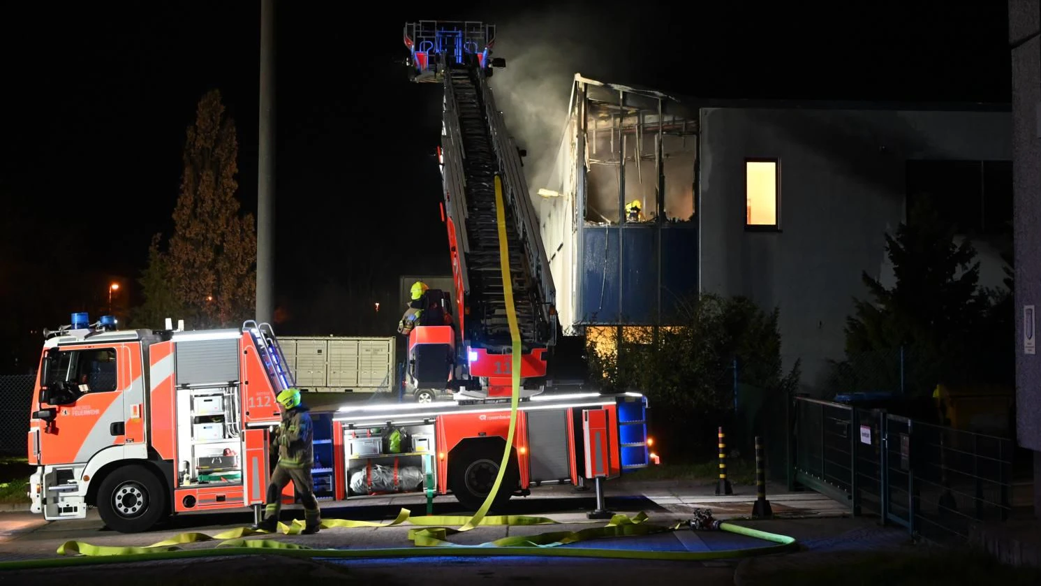 Die Berliner Feuerwehr konnte die Flammen im Büro der Firma schnell löschen.