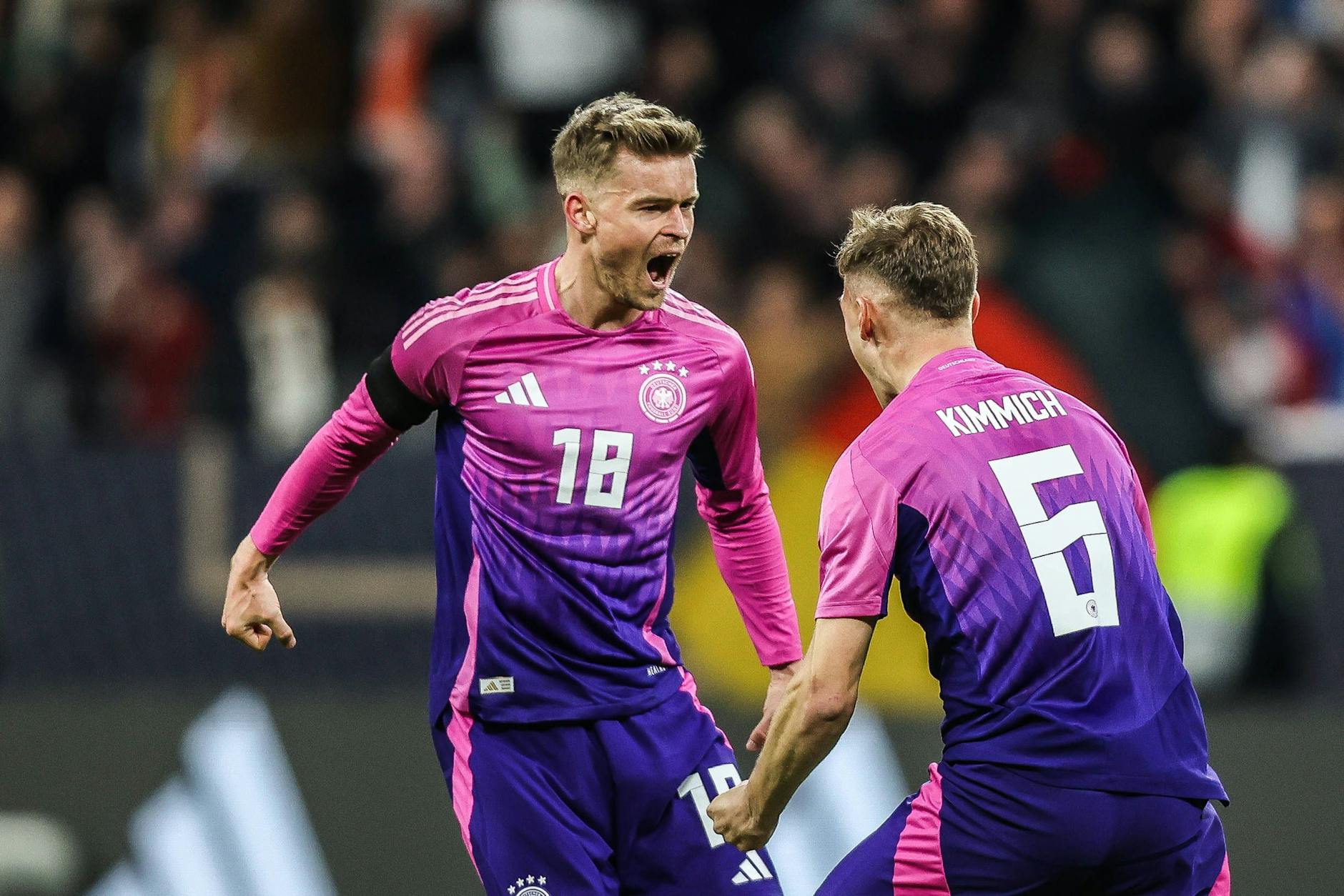 Maximilian Mittelstädt (27) jubelt nach seinem Premierentor für Deutschland mit Bayern-Star Joshua Kimmich (29). 