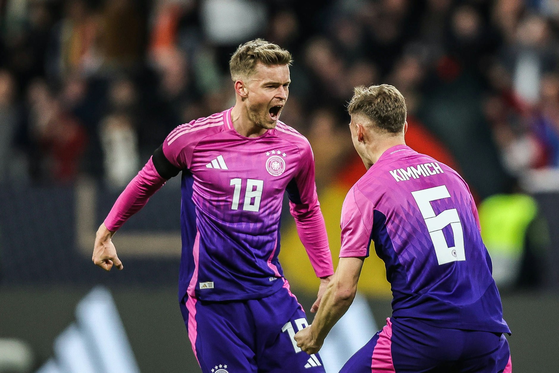 Maximilian Mittelstädt (27) jubelt nach seinem Premierentor für Deutschland mit Bayern-Star Joshua Kimmich (29).&nbsp;
