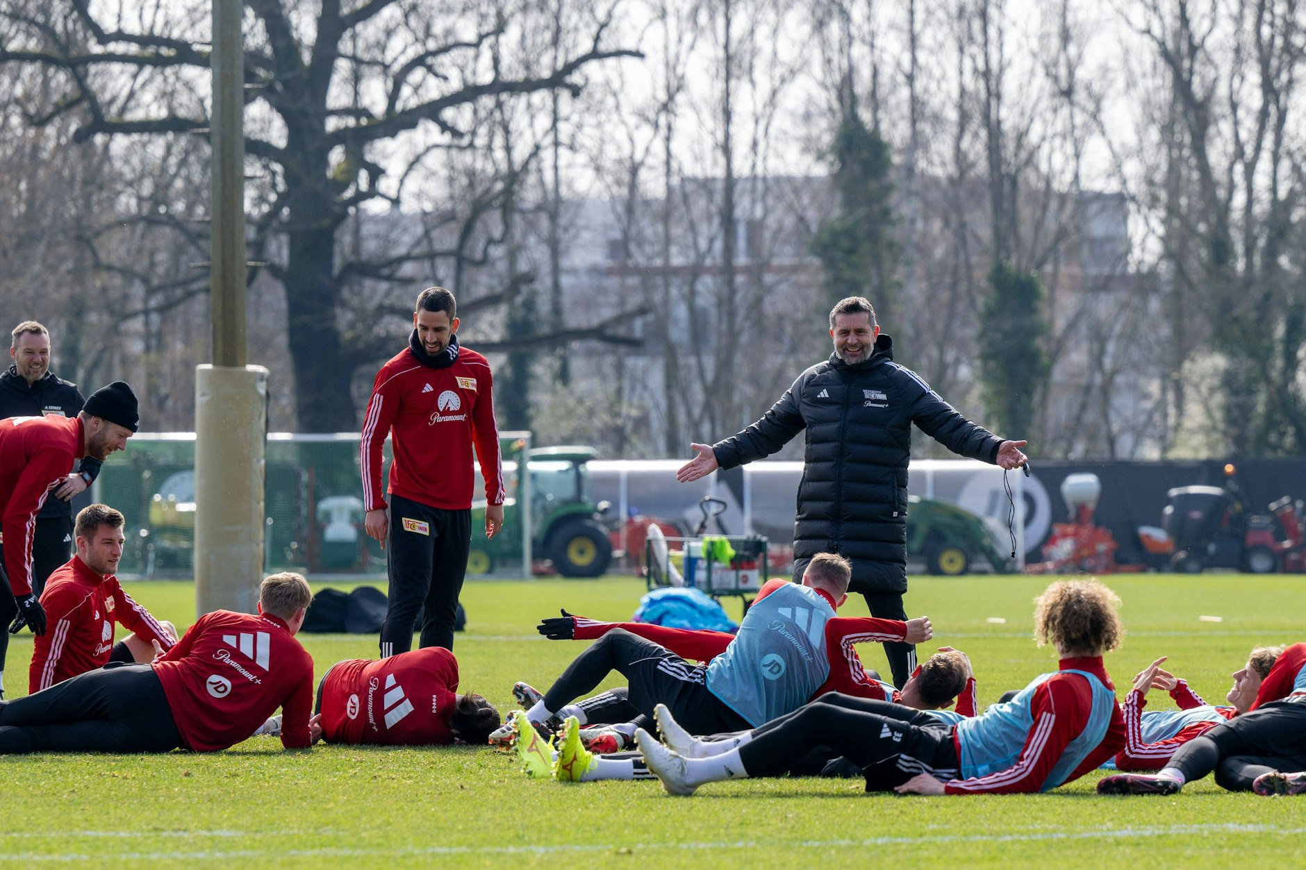Der Beweis: Beim 1. FC Union wird im Training unter dem selbsternannten Soldaten Nenad Bjelica (58) auch gelacht. 