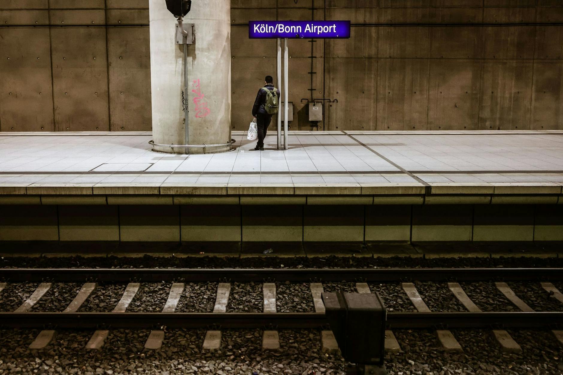 Kein Zug, nirgends: Während des sechsten und letzten Streiks während des jüngsten Tarifstreits zwischen der GDL und der DB wartet ein Mann im Kölner Flughafenbahnhof auf den Zug.