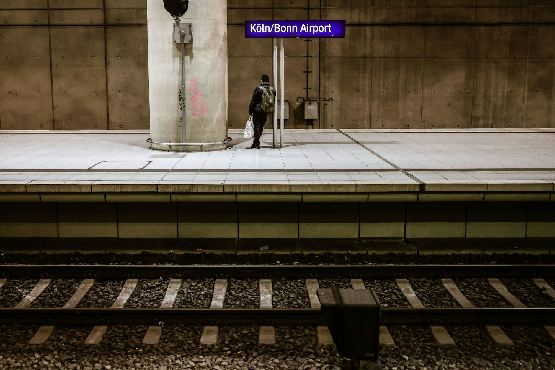 Kein Zug, nirgends: Während des sechsten und letzten Streiks während des jüngsten Tarifstreits zwischen der GDL und der DB wartet ein Mann im Kölner Flughafenbahnhof auf den Zug.
