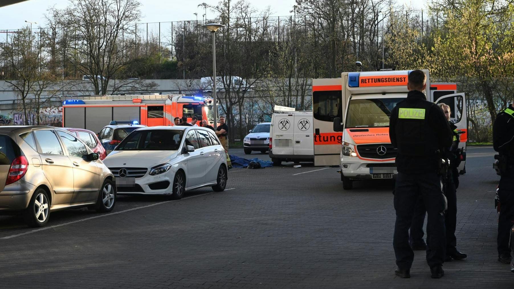Die Frau stürzte auf den Asphalt, der Mann auf ein geparktes Auto auf einem Parkplatz unter der Autobahnbrücke.