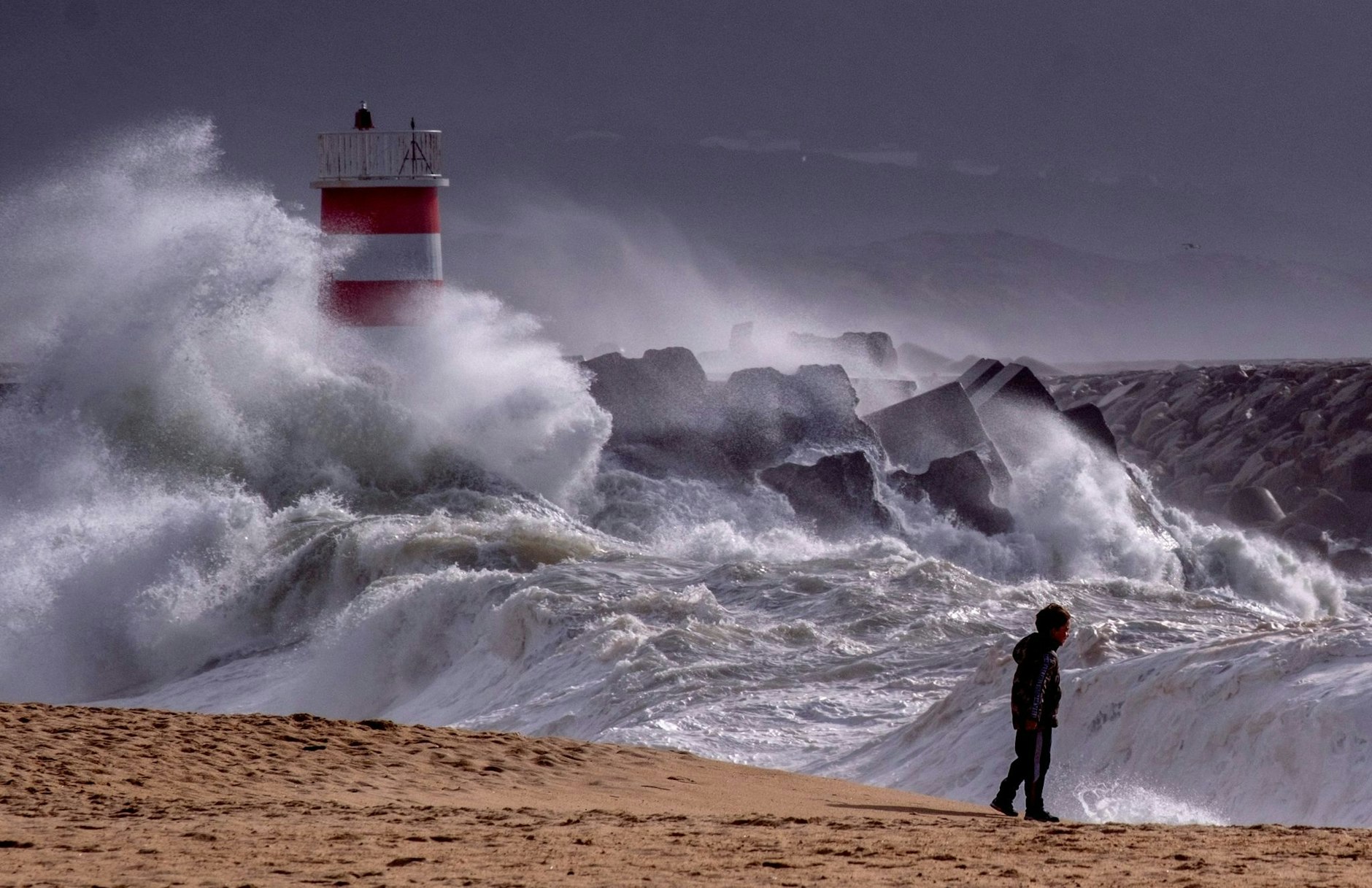 dpatopbilder - Hohe Wellen treffen auf den Strand von Nazaré an der portugiesischen Atlantikküste. Sie werden durch starke Winde an einem der beliebtesten Surfspots der Welt verursacht.  