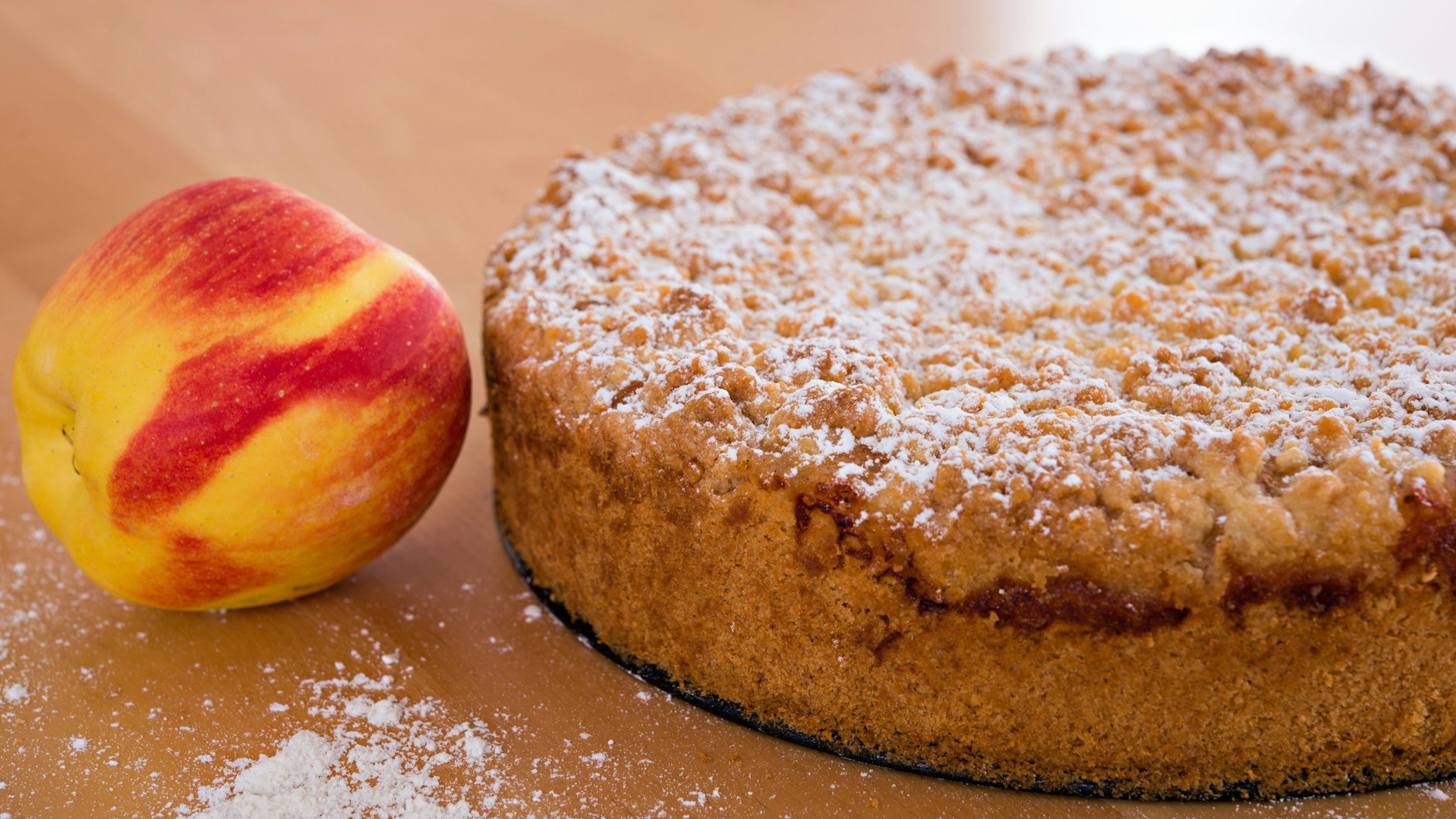 Der Apfelmus-Kuchen ist perfekt, wenn sich spontan Besuch ankündigt: Das Rezept ist schnell gemacht und setzt auf Zutaten aus dem Vorratsschrank.