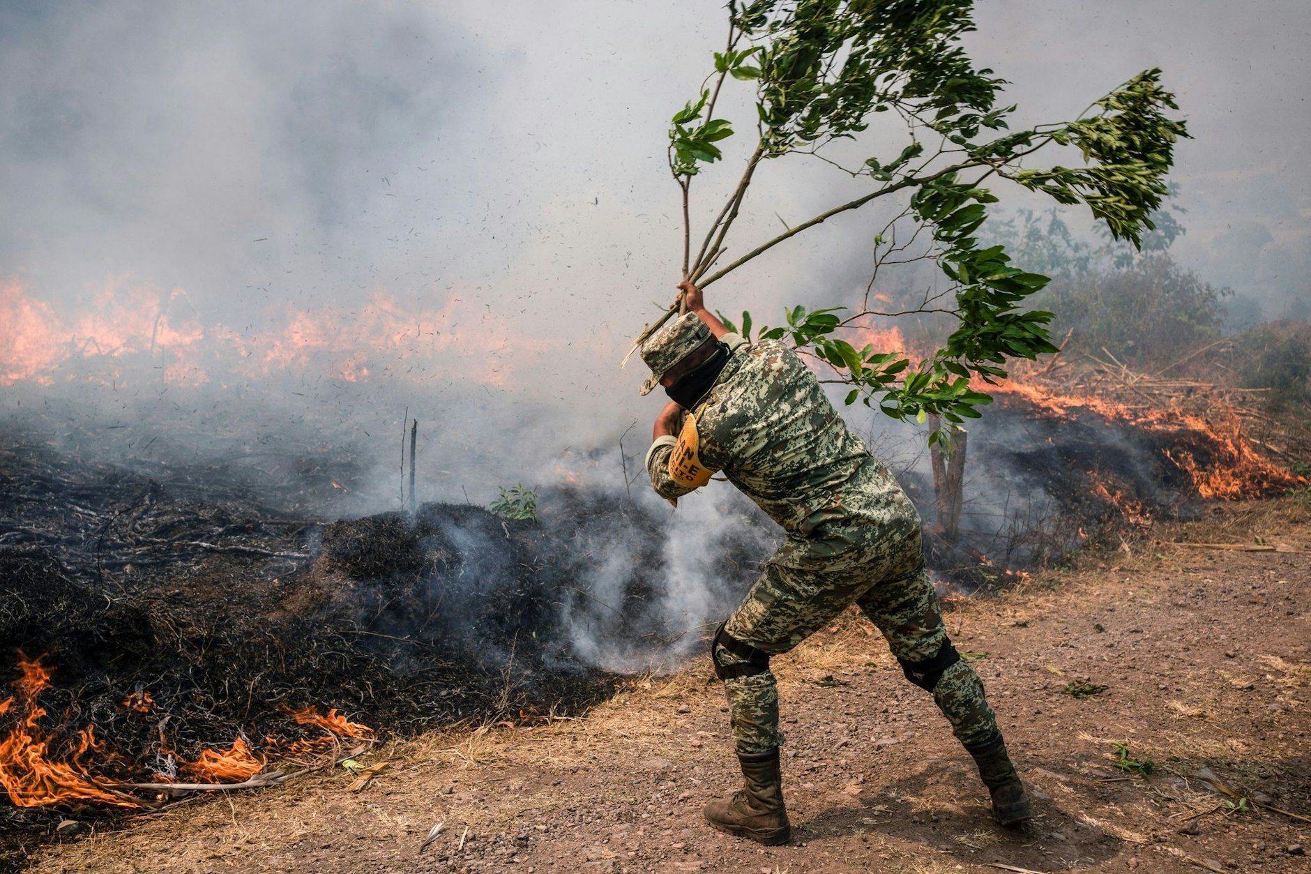 Einzelkämpfer: Ein Soldat versucht, die Waldbrände im Hochgebirge des mexikanischen Bundesstaates Veracruz einzudämmen.  