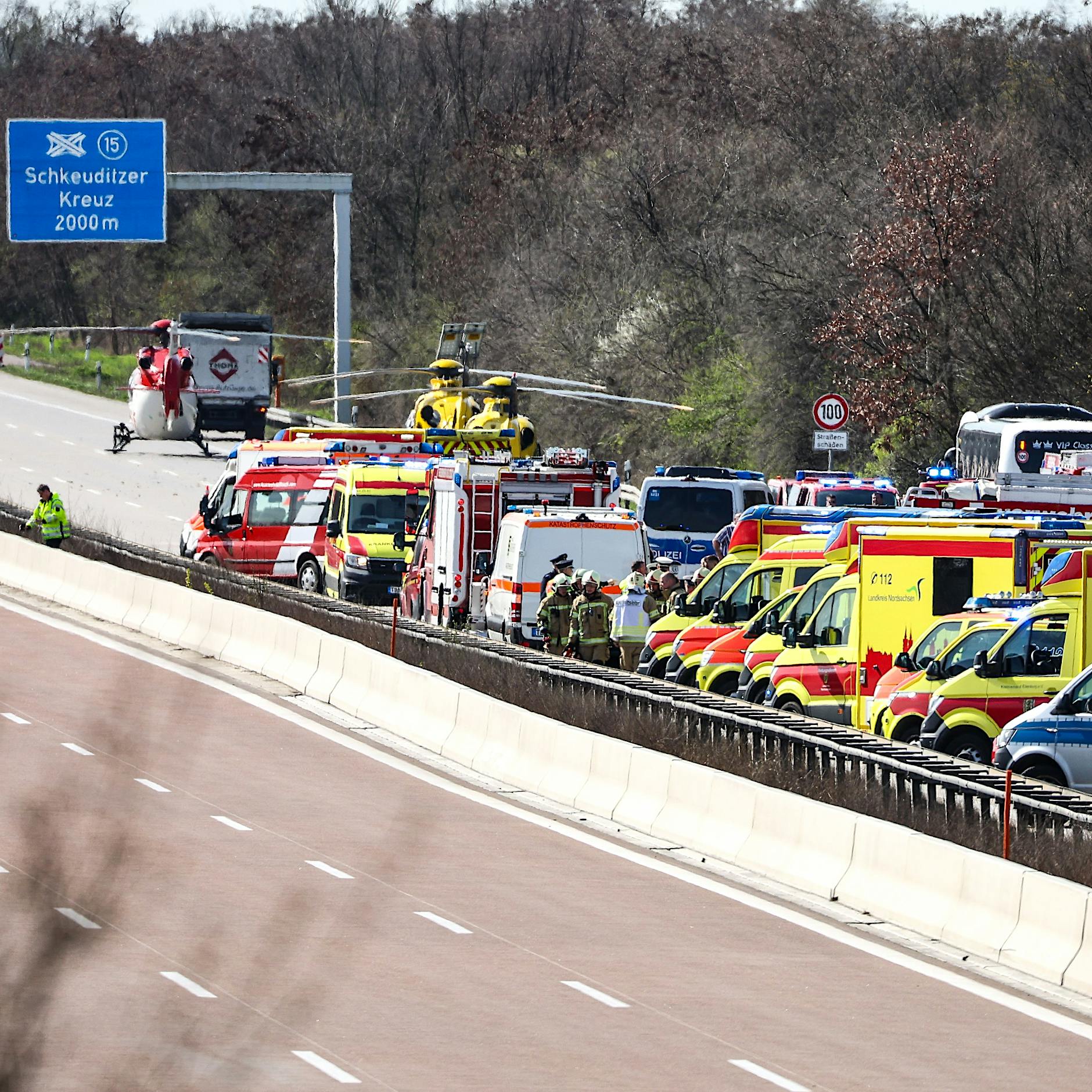 Unfall mit Flixbus aus Berlin auf A9 bei Leipzig: Mehrere Tote, viele Verletzte