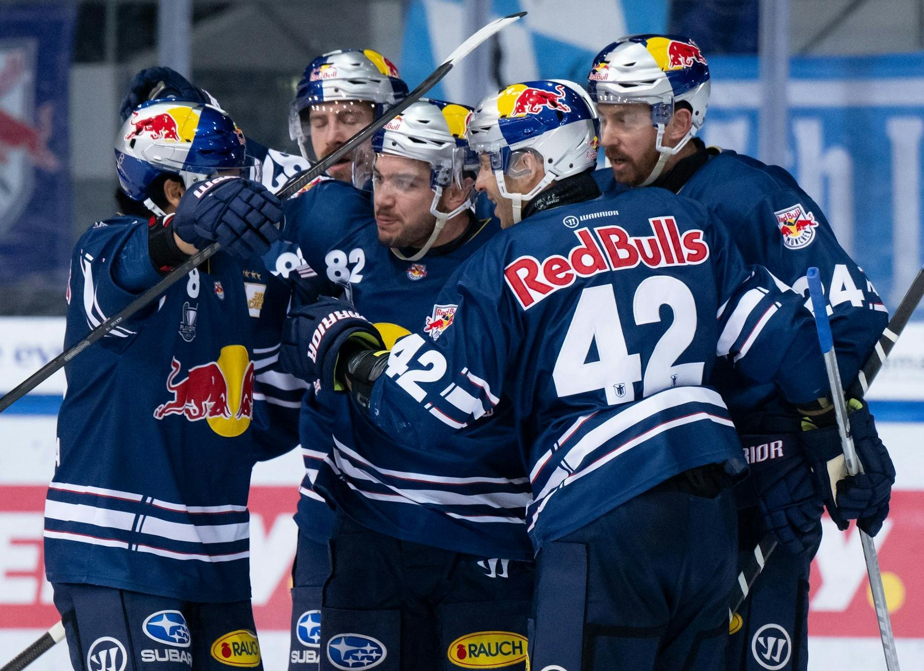 ARCHIV - Der EHC München feiert den vorzeitigen Einzug ins DEL-Playoff-Halbfinale.