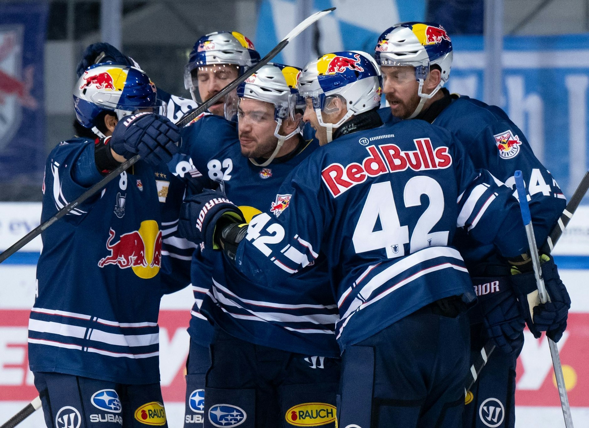 ARCHIV - Der EHC München feiert den vorzeitigen Einzug ins DEL-Playoff-Halbfinale.  