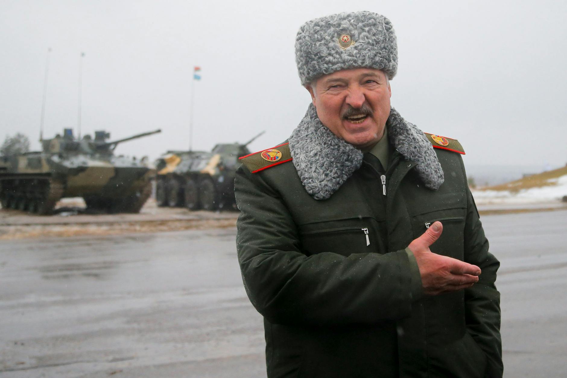 Alexander Lukaschenko gestikuliert 2022 bei einem Gespräch mit Journalisten auf dem Truppenübungsplatz Osipovichi während einer gemeinsamen Militärübung von Russland und Belarus.