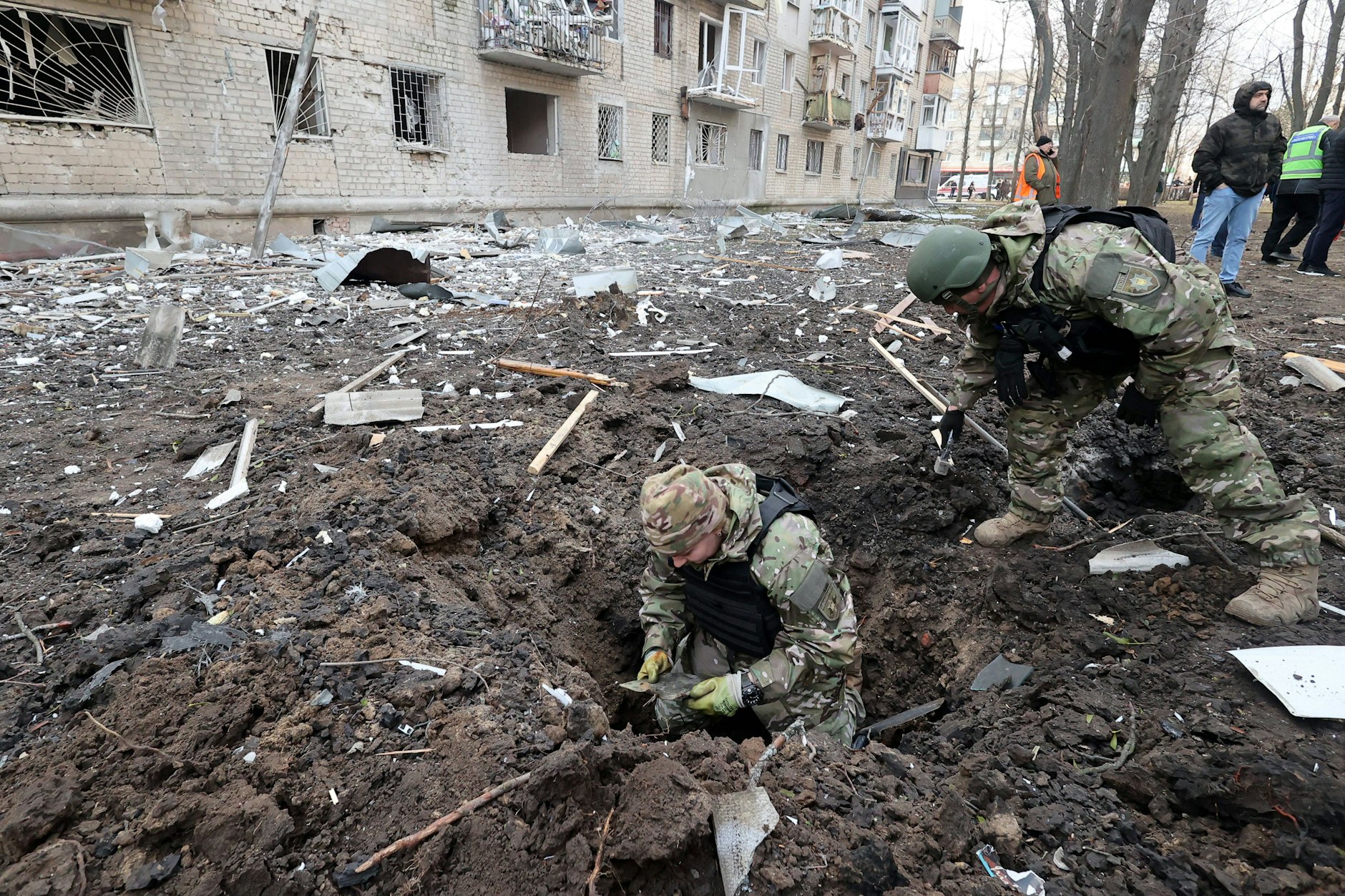 Experten suchen in Charkiw nach Fragmenten einer Gleitbombe, die auf den genauen Typ hinweist. Die Stadt wird immer häufiger mit den Bomben angegriffen.