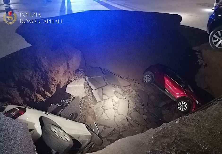 Rom: Autos liegen in einem riesigen Erdloch.&nbsp;
