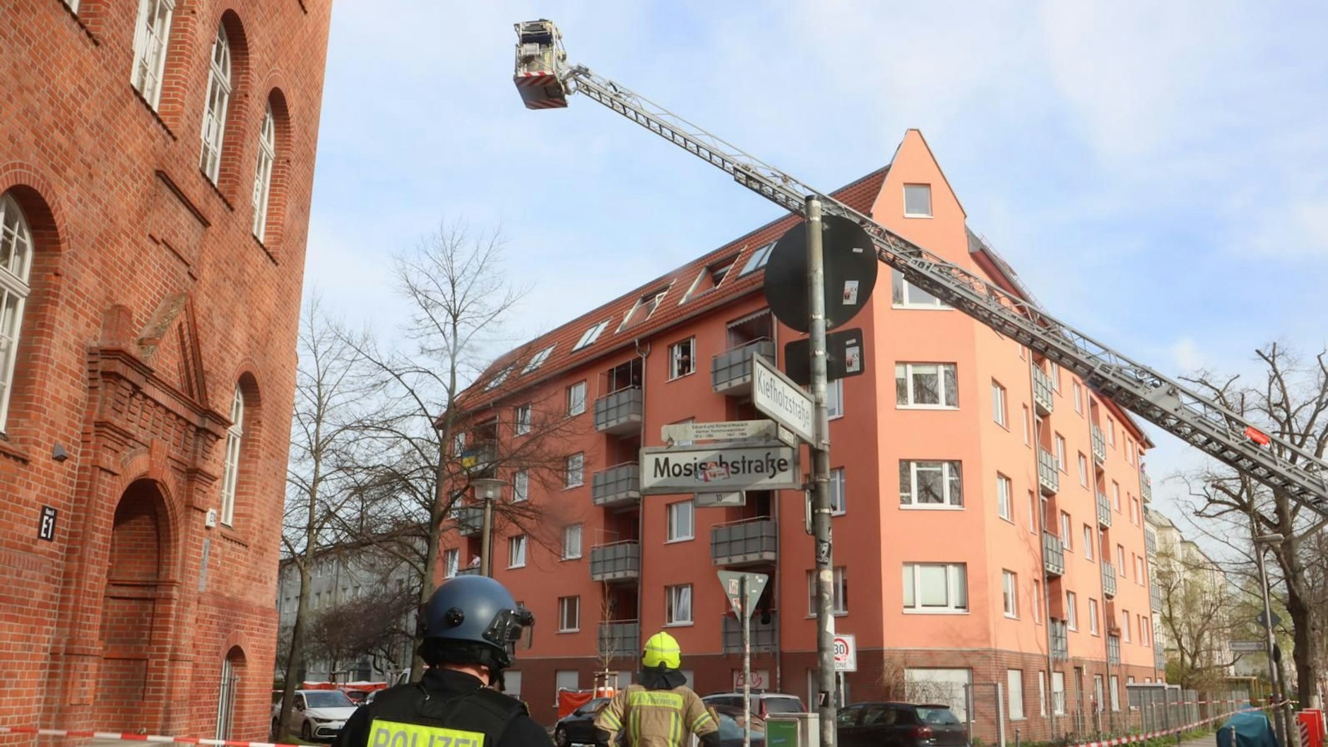 Der Mann bewarf auch die Einsatzkräfte von Feuerwehr und Polizei mit Gegenständen, die Straße rund um das Haus in der Kiefholzstraße musste gesperrt werden.
