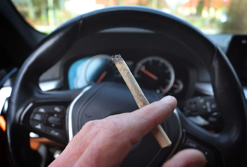 Experten empfehlen höheren Grenzwert für Cannabis am Steuer
