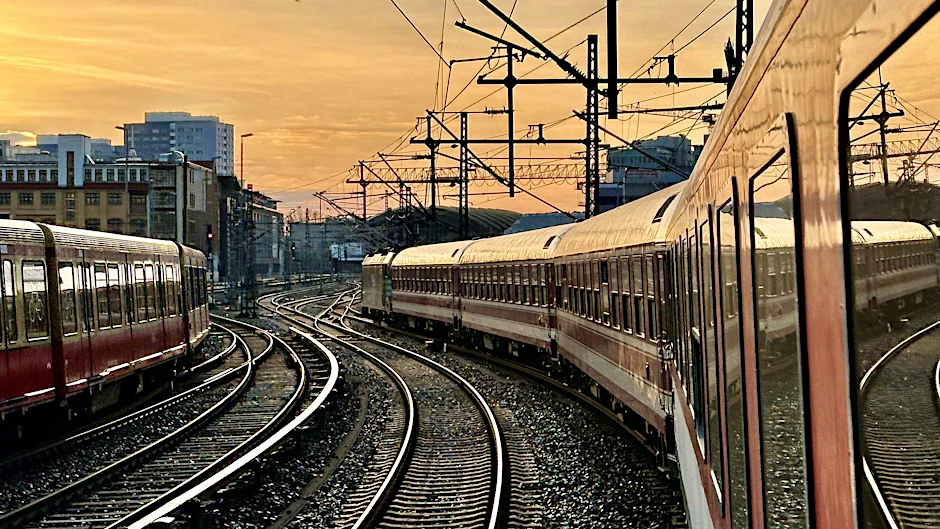 In die Morgensonne: Auf seiner ersten Fahrt nach Dresden und Prag rollt der European Sleeper aus Brüssel mit zwei Schlaf- und 13 Liegewagen durch Berlin-Mitte – hier am Bahnhof Friedrichstraße.