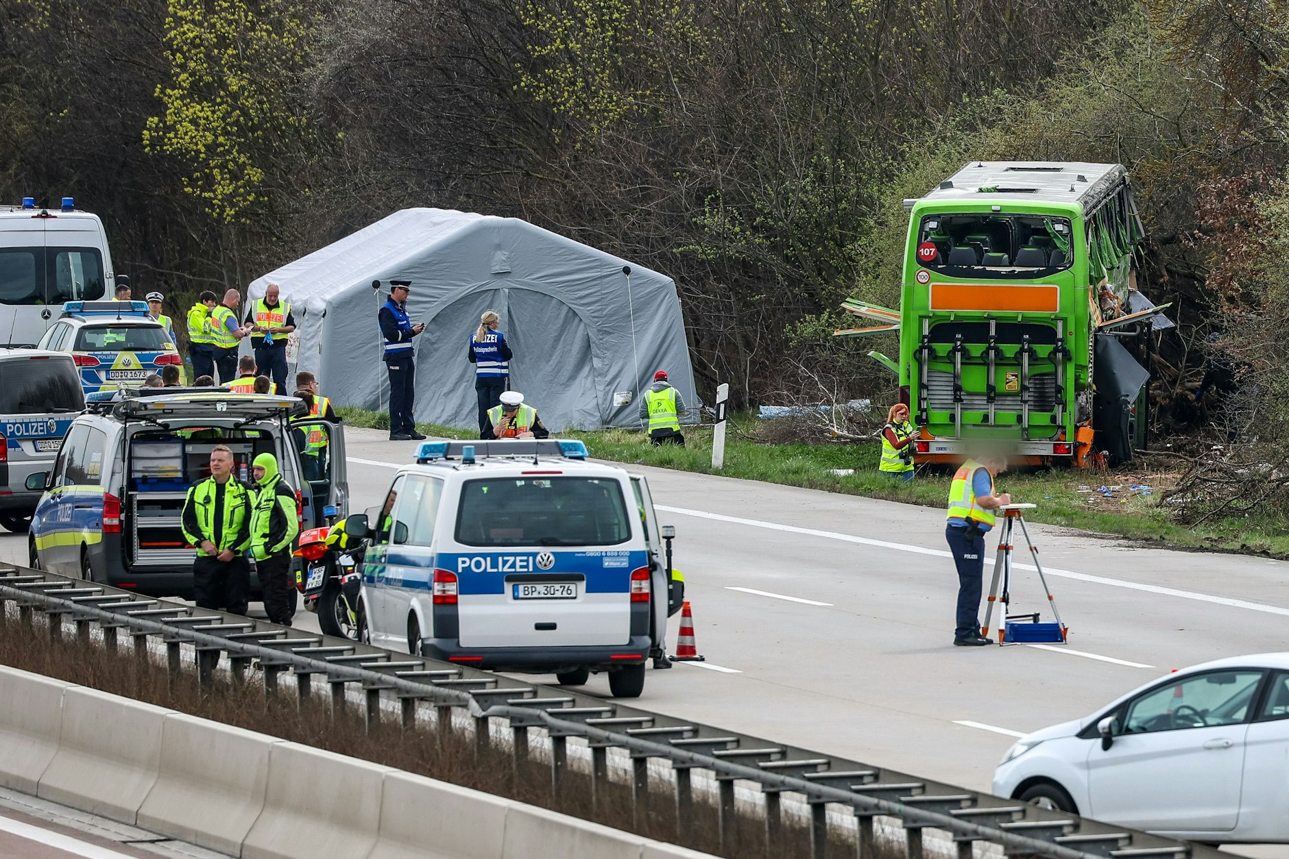 Bei dem schweren Busunglück auf der A9 bei Leipzig starben am Mittwoch vier Menschen. Dutzende wurden verletzt.