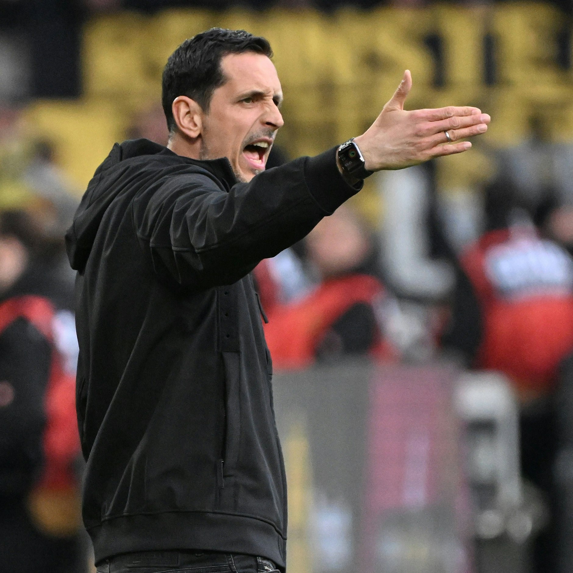 Eintracht-Trainer Dino Toppmöller ist auch sauer über den Rumpelrasen im Frankfurter Stadion.