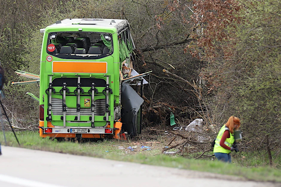 Der Unfall-Bus war von der Straße abgekommen und auf dem Grünstreifen umgekippt. Er musste zur Bergung wieder aufgerichtet werden. 