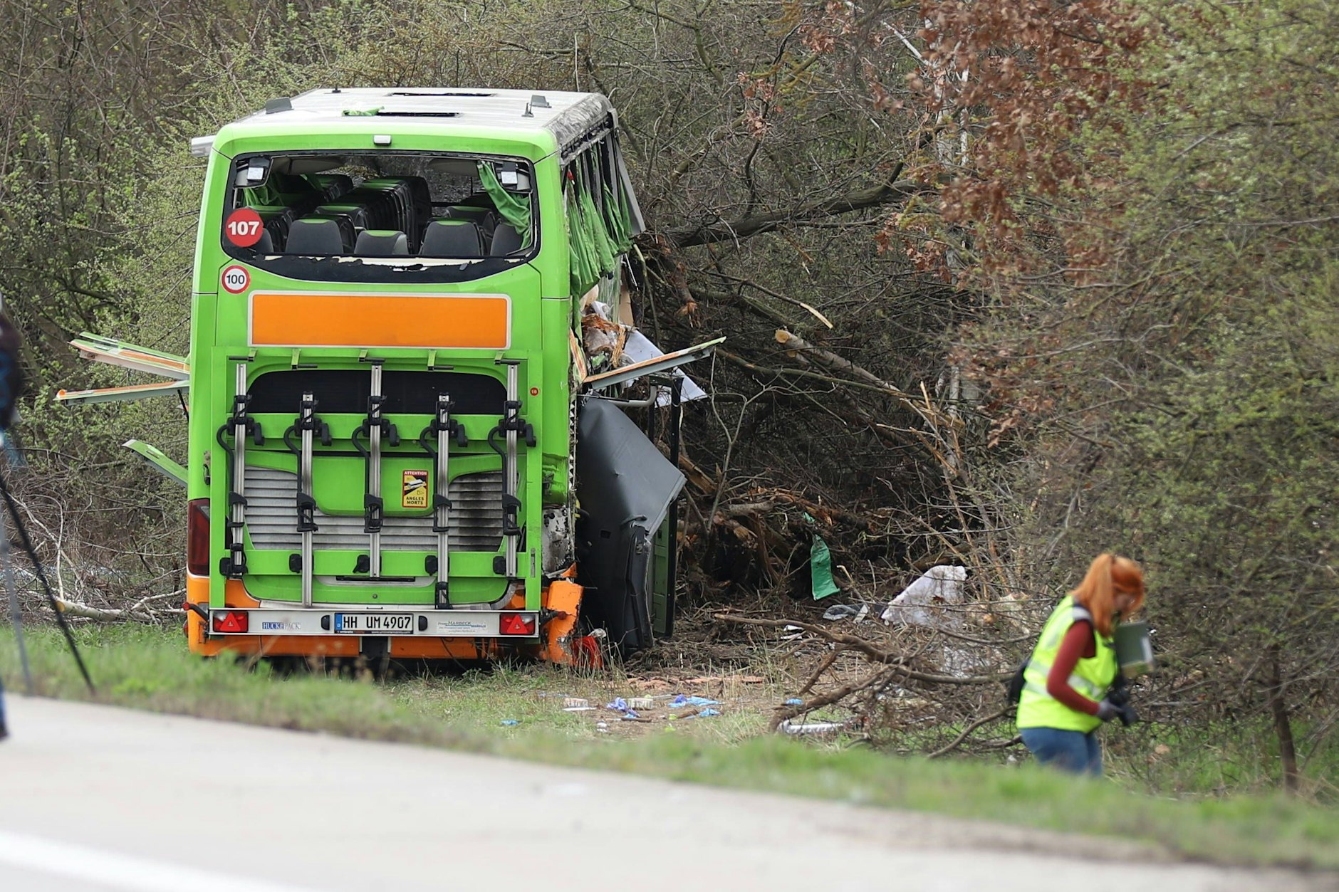 Der Unfall-Bus war von der Straße abgekommen und auf dem Grünstreifen umgekippt. Er musste zur Bergung wieder aufgerichtet werden.