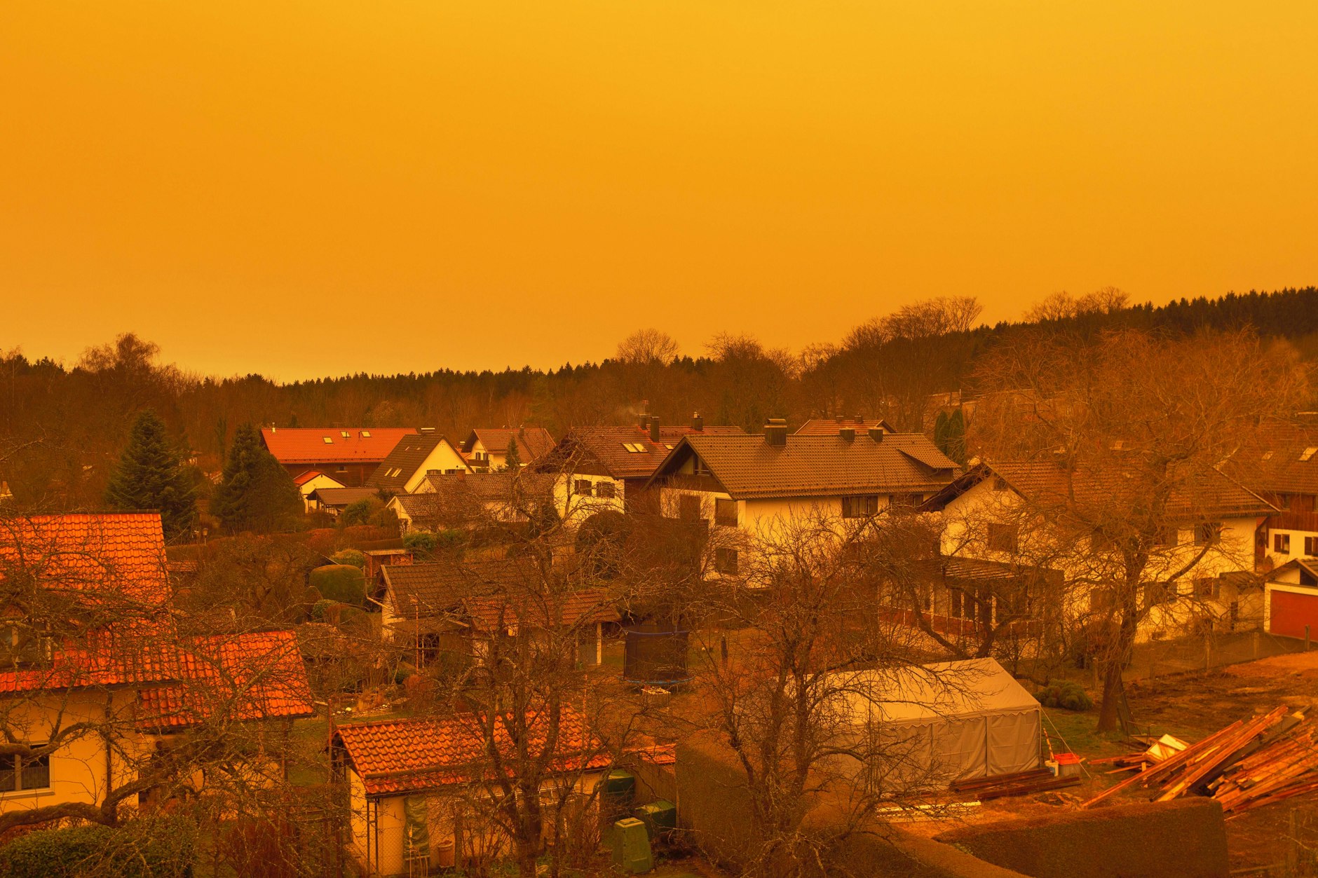 Besonderes Wetter-Phänomen: Sahara-Staub kann den Himmel orange verfärben - wenn der Schmutz dann durch Regen ausgewaschen wird, kann es zu sogenanntem Blutregen kommen.
