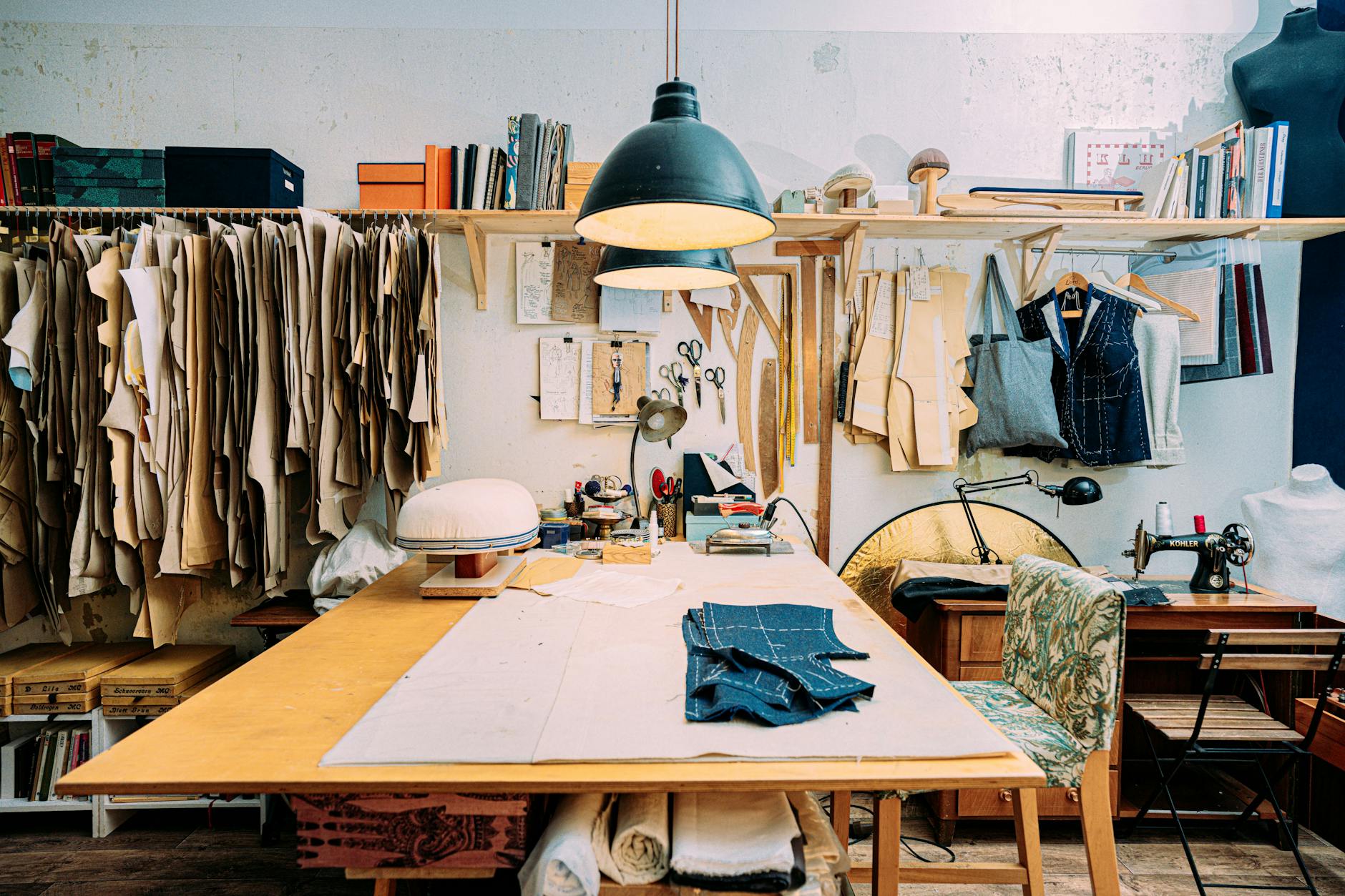 Hier wird gearbeitet: In der Friedrichshainer Werkstatt von Manuela Leis gibt’s Maßmäntel.