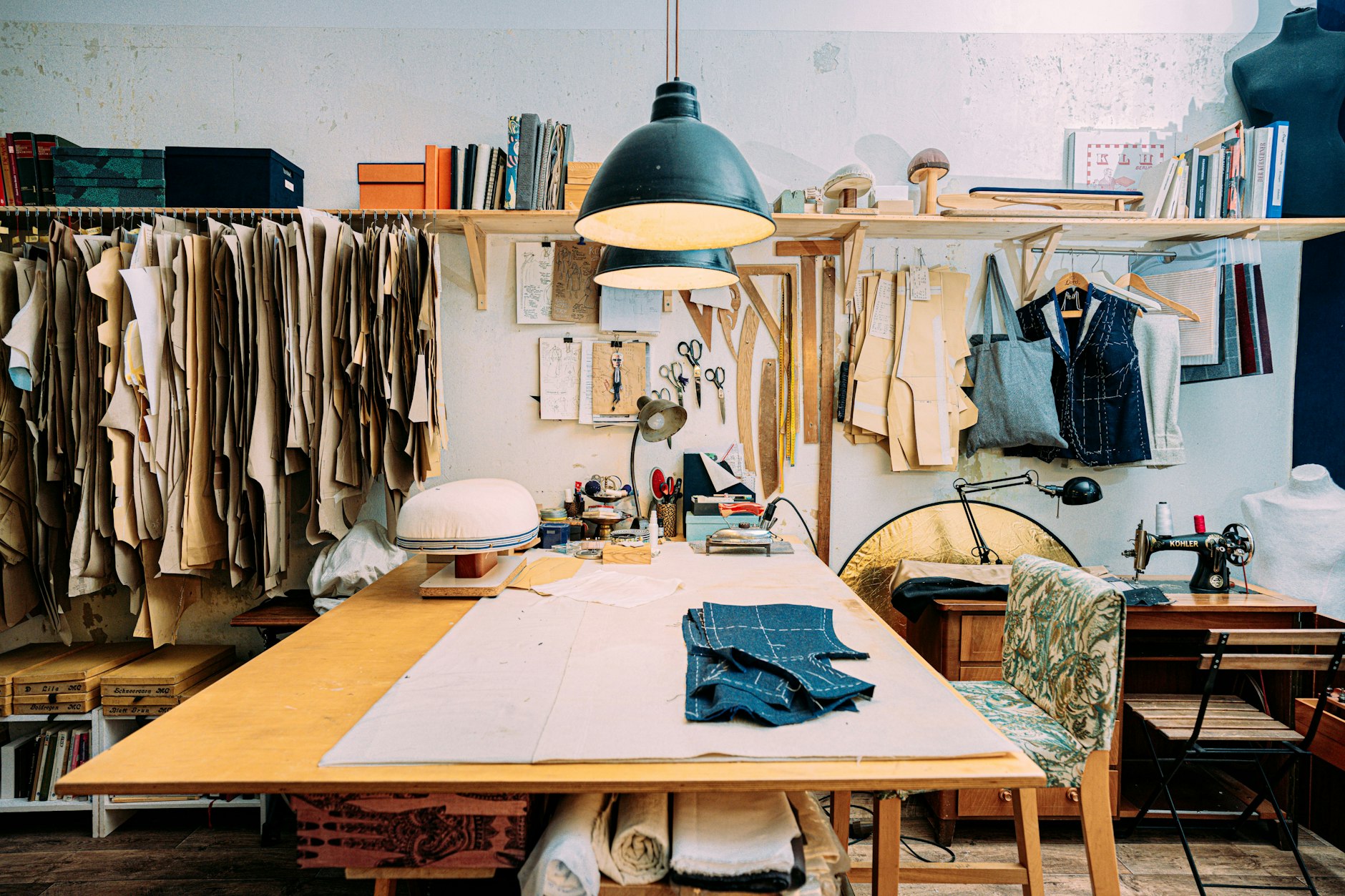 Hier wird gearbeitet: In der Friedrichshainer Werkstatt von Manuela Leis gibt’s Maßmäntel.