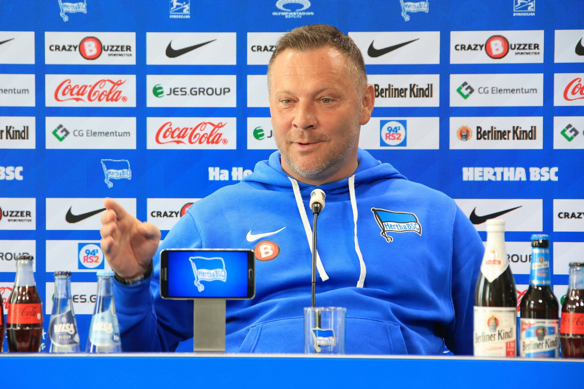 Hertha-Trainer Pal Dardai geht selbstkritisch mit den Flutlicht-Spielen um und bedankte sich in der Pressekonferenz beim KURIER-Reporter.