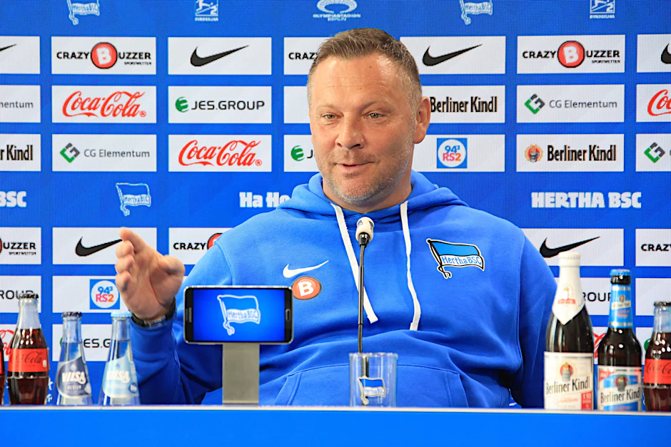 Hertha-Trainer Pal Dardai geht selbstkritisch mit den Flutlicht-Spielen um und bedankte sich in der Pressekonferenz beim KURIER-Reporter.