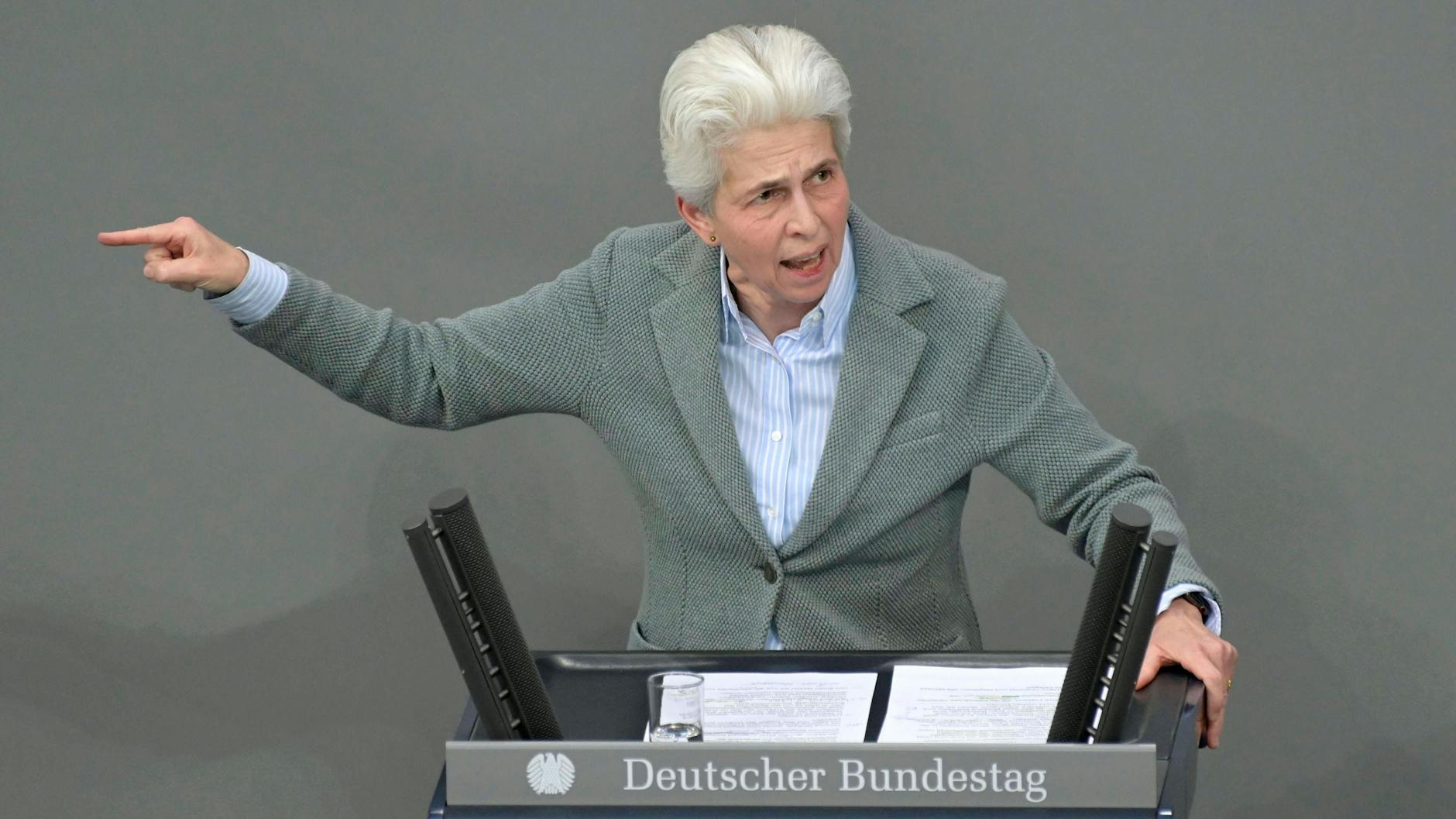 Vor allem die FDP hadert mit der Ampel. Einen besonders heftigen Konflikt gab es zwischen der Vorsitzenden des Verteidigungsausschusses, Marie-Agnes Strack-Zimmermann, und dem SPD-Fraktionsvorsitzenden Rolf Mützenich.