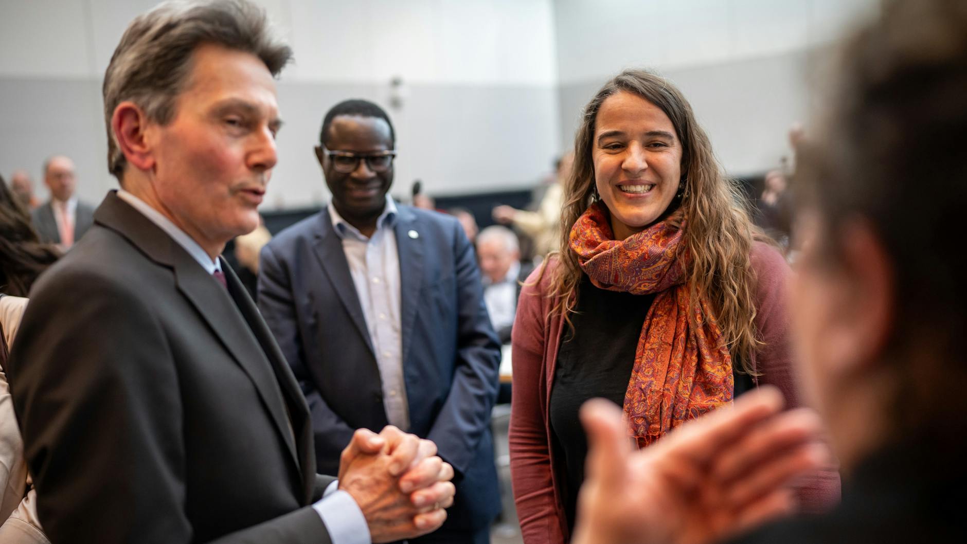 Rolf Mützenich (l), bei der Begrüßung der gehörlosen SPD-Abgeordneten Heike Heubach (SPD, r), die in den Bundestag nachrückte. Die Arbeit des Fraktionsvorsitzenden wird in der SPD positiv gesehen.