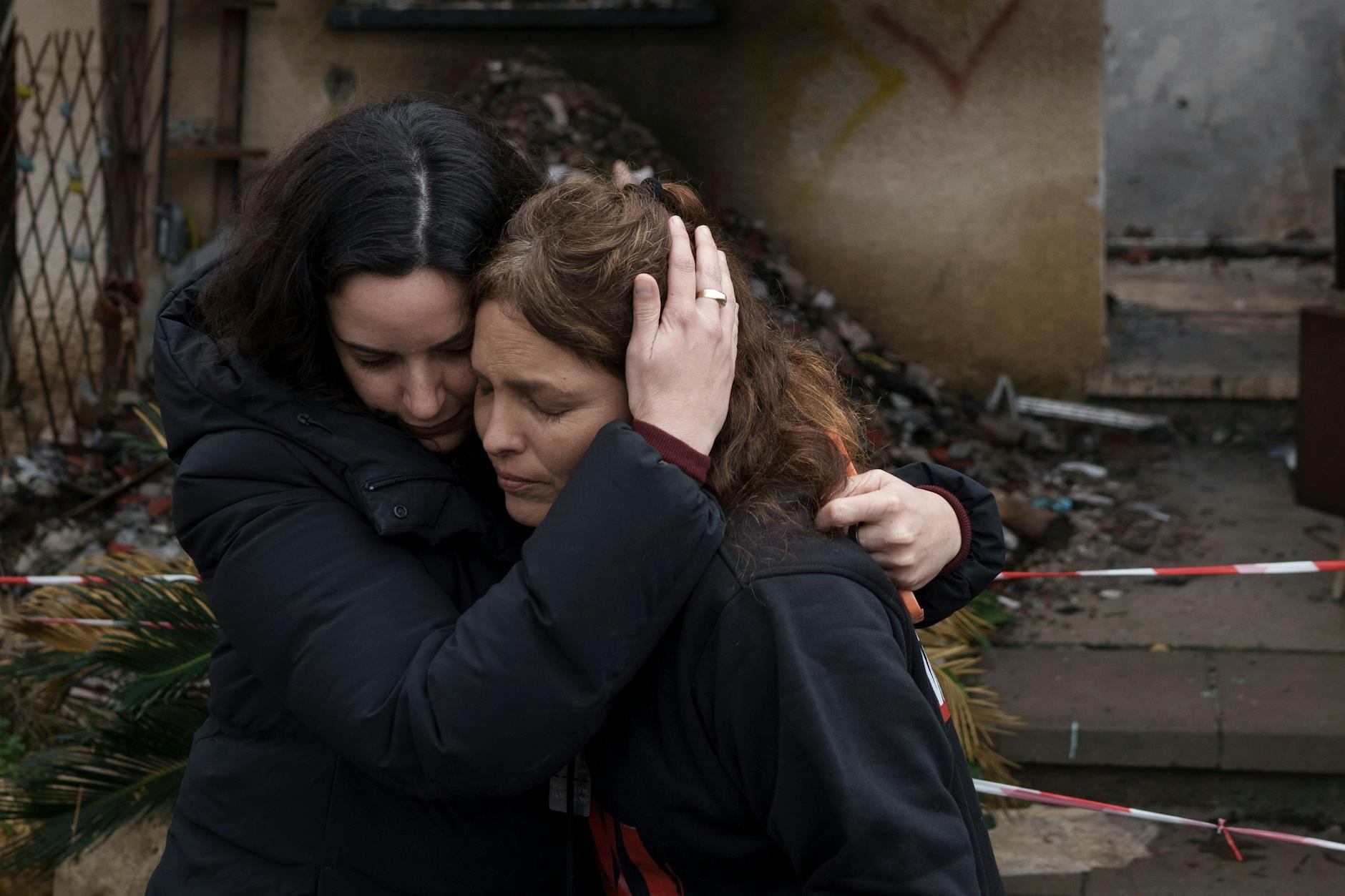 Amit Soussana (40, rechts) berichtete in einem Interview, was ihr während der Geiselhaft von den Terroristen der Hamas angetan wurde - es geht um sexuelle Gewalt und Folter.