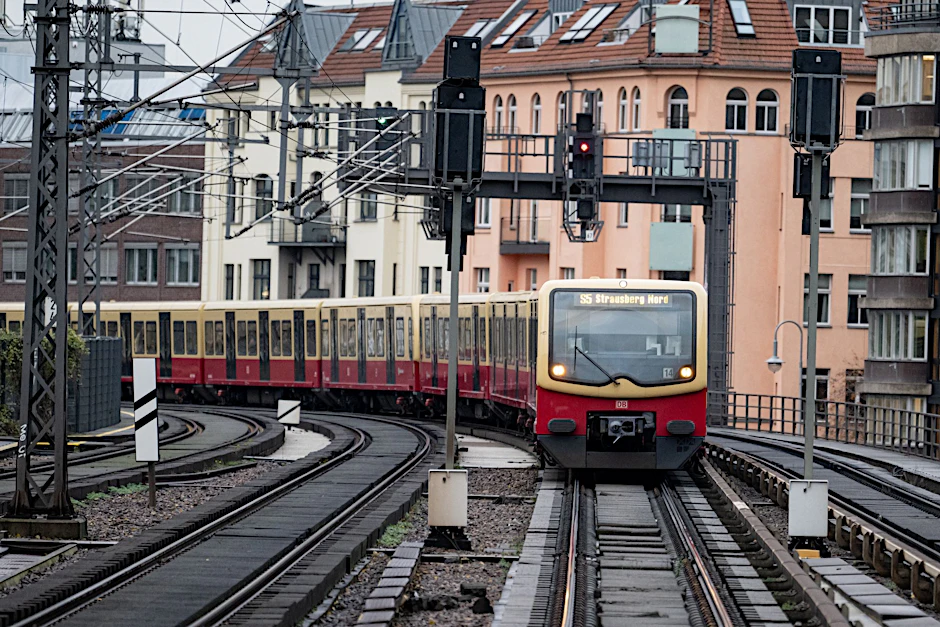 Auf mehreren Streckenabschnitten der Berliner S-Bahn kommt es ab Dienstag zu Einschränkungen.