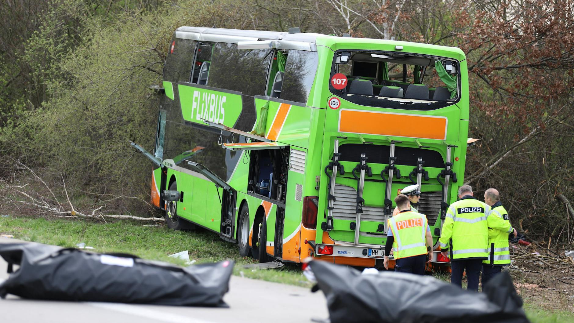 Bei dem schweren Unfall mit einem Flixbus kamen vier Menschen ums Leben.