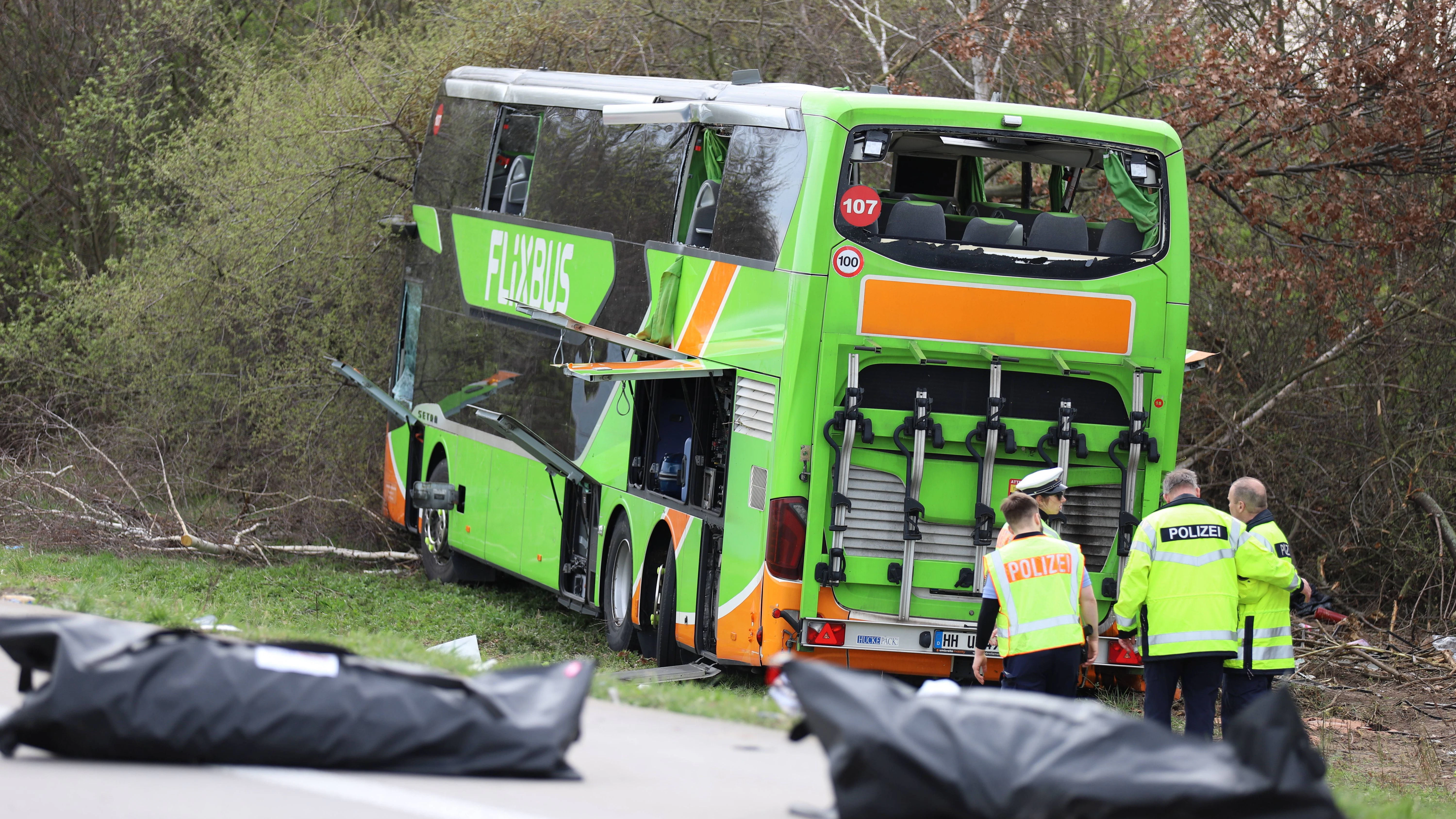 Bei dem schweren Unfall mit einem Flixbus kamen vier Menschen ums Leben.