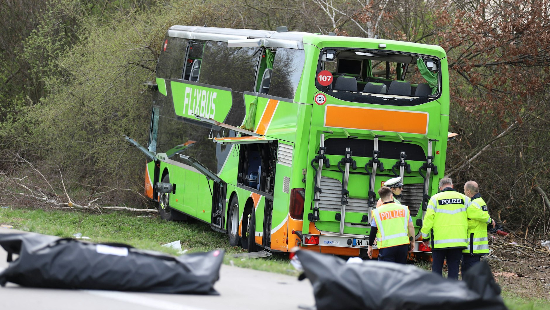 Bei dem schweren Unfall mit einem Flixbus kamen vier Menschen ums Leben.